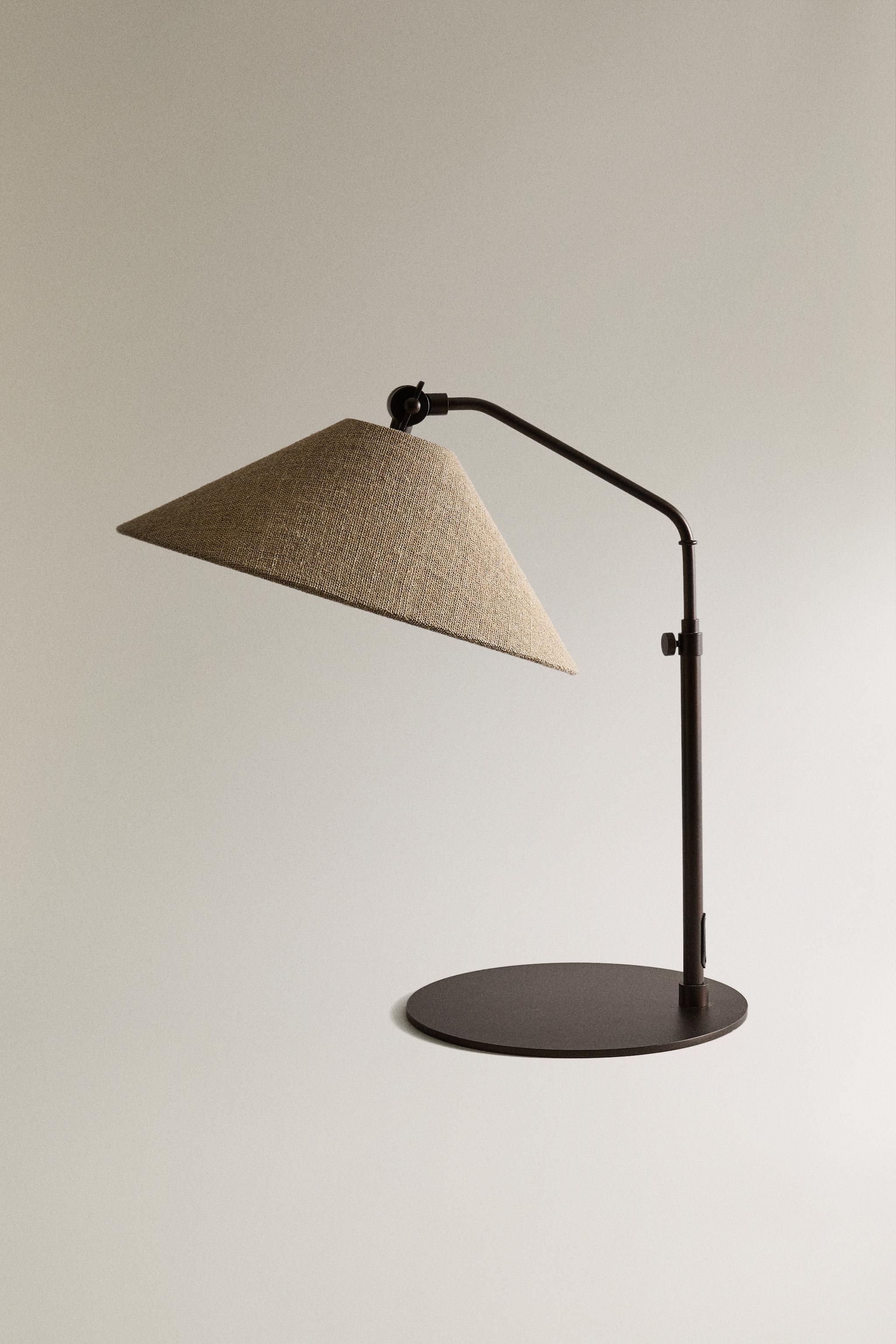 METAL BASE TABLE LAMP