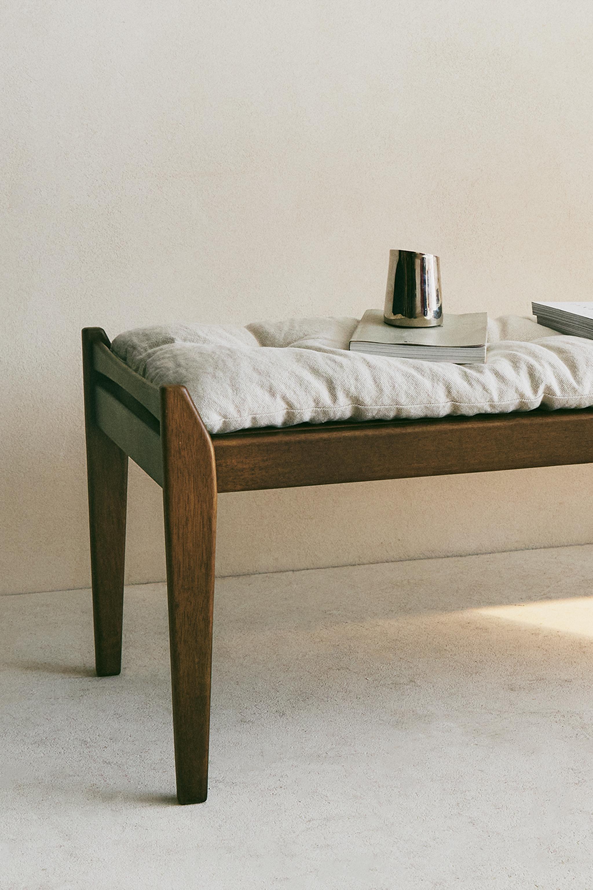 ELONGATED LINEN CUSHION