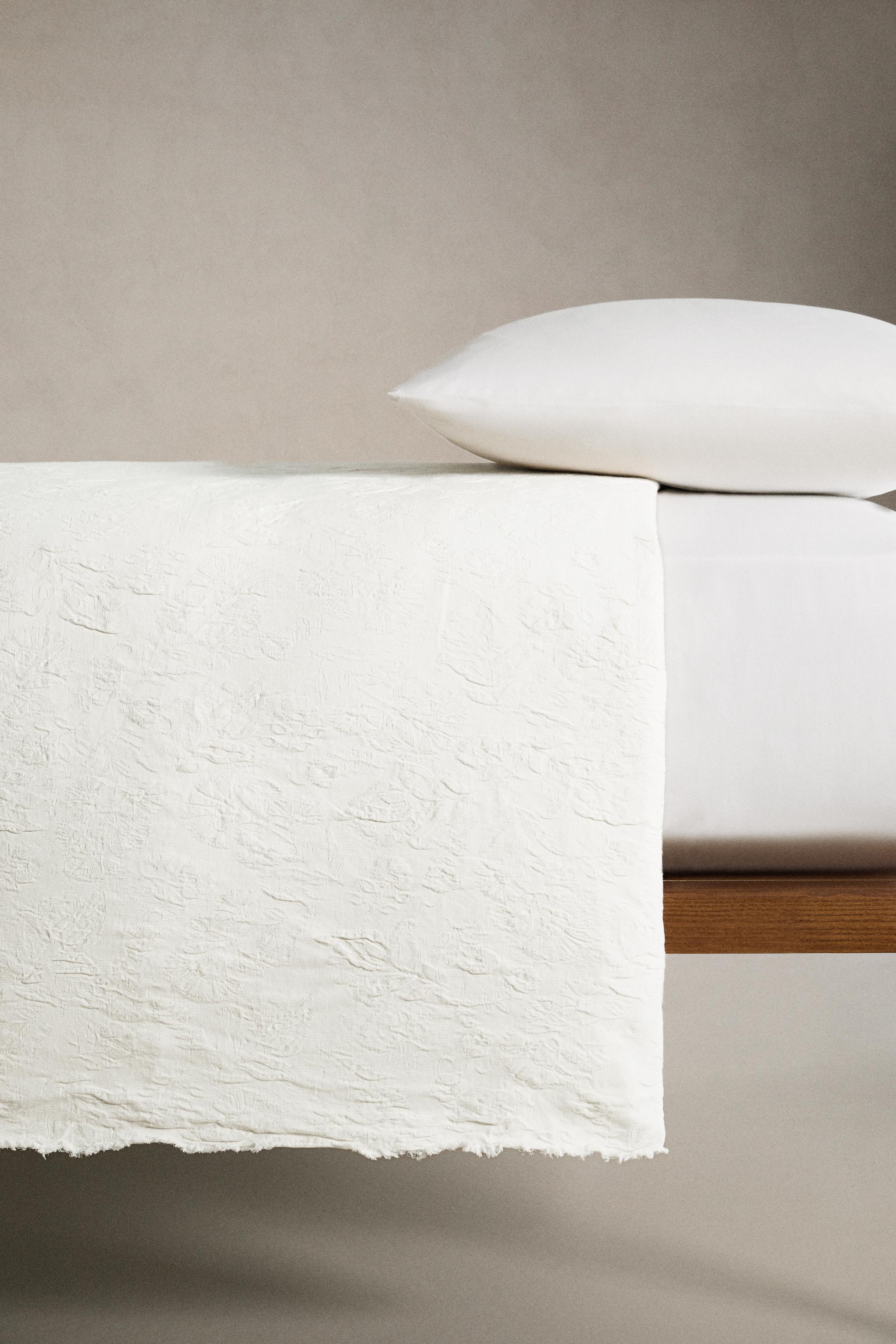 FLORAL JACQUARD BEDSPREAD