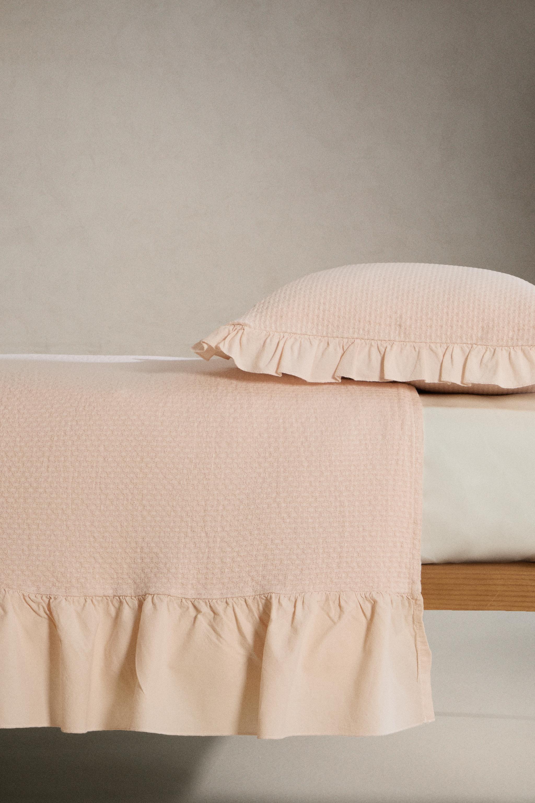 CHILDREN'S BEDSPREAD WITH RUFFLES