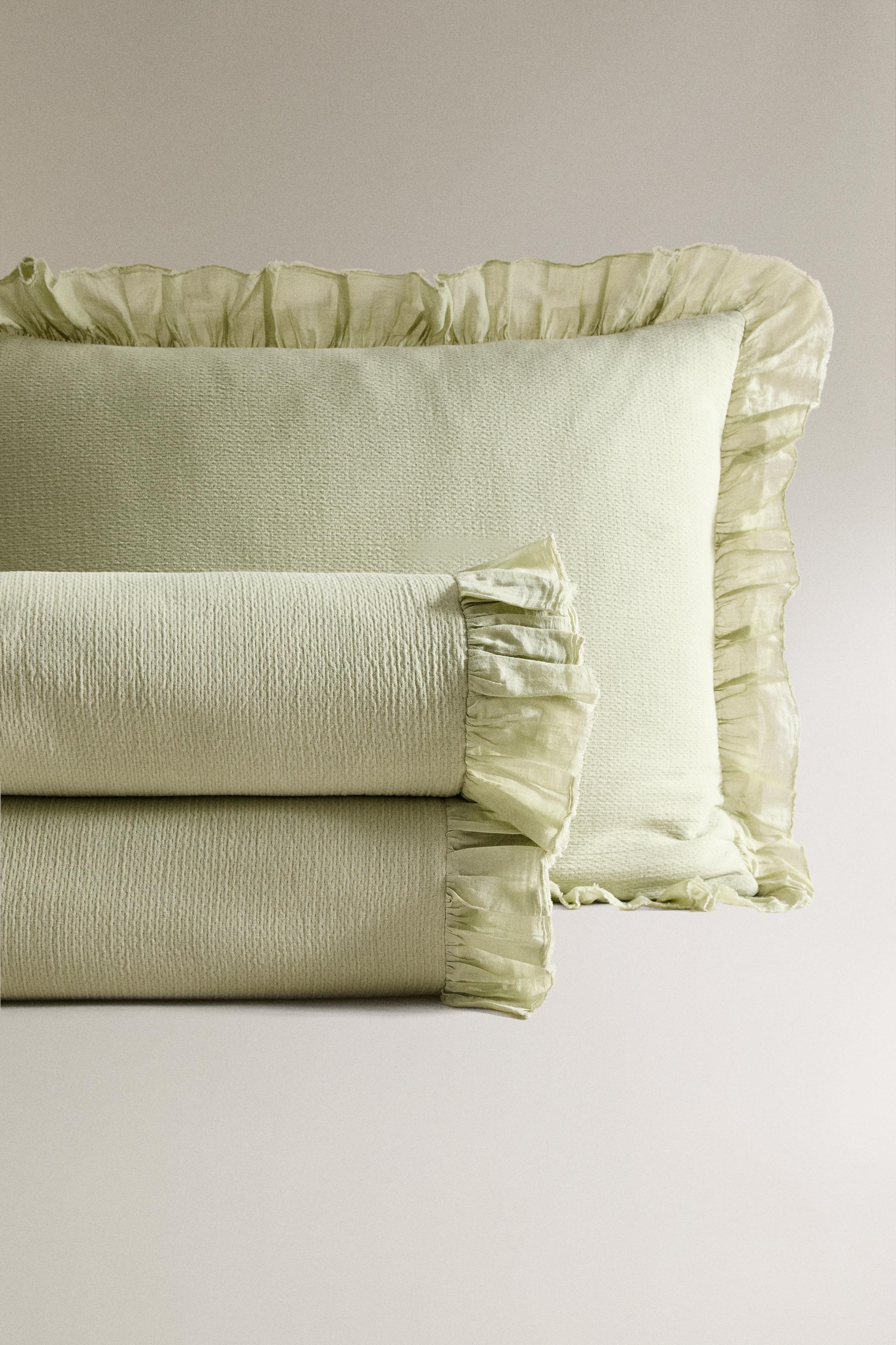 TEXTURED BEDSPREAD WITH RUFFLE TRIM