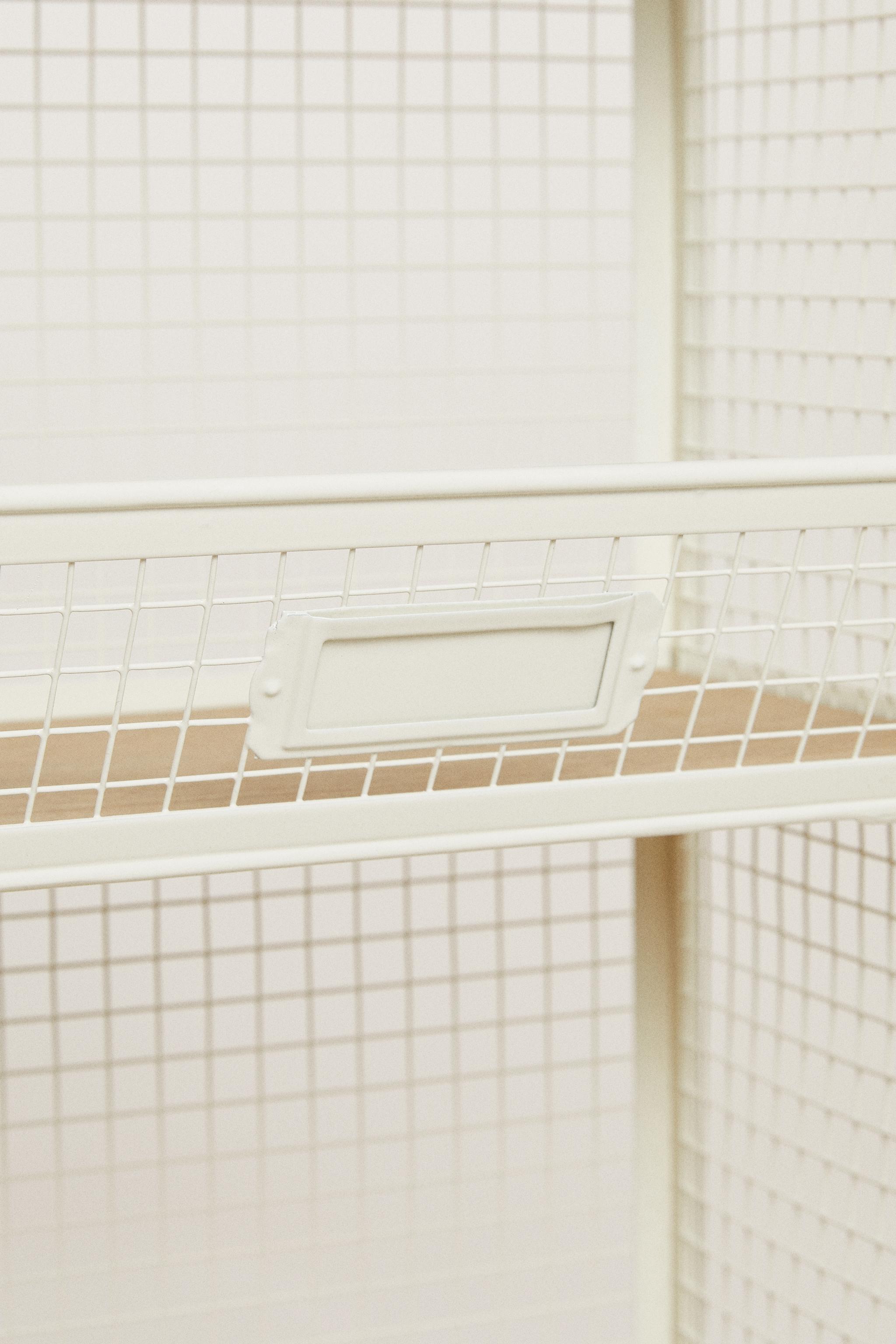 STORAGE UNIT WITH SHELVES