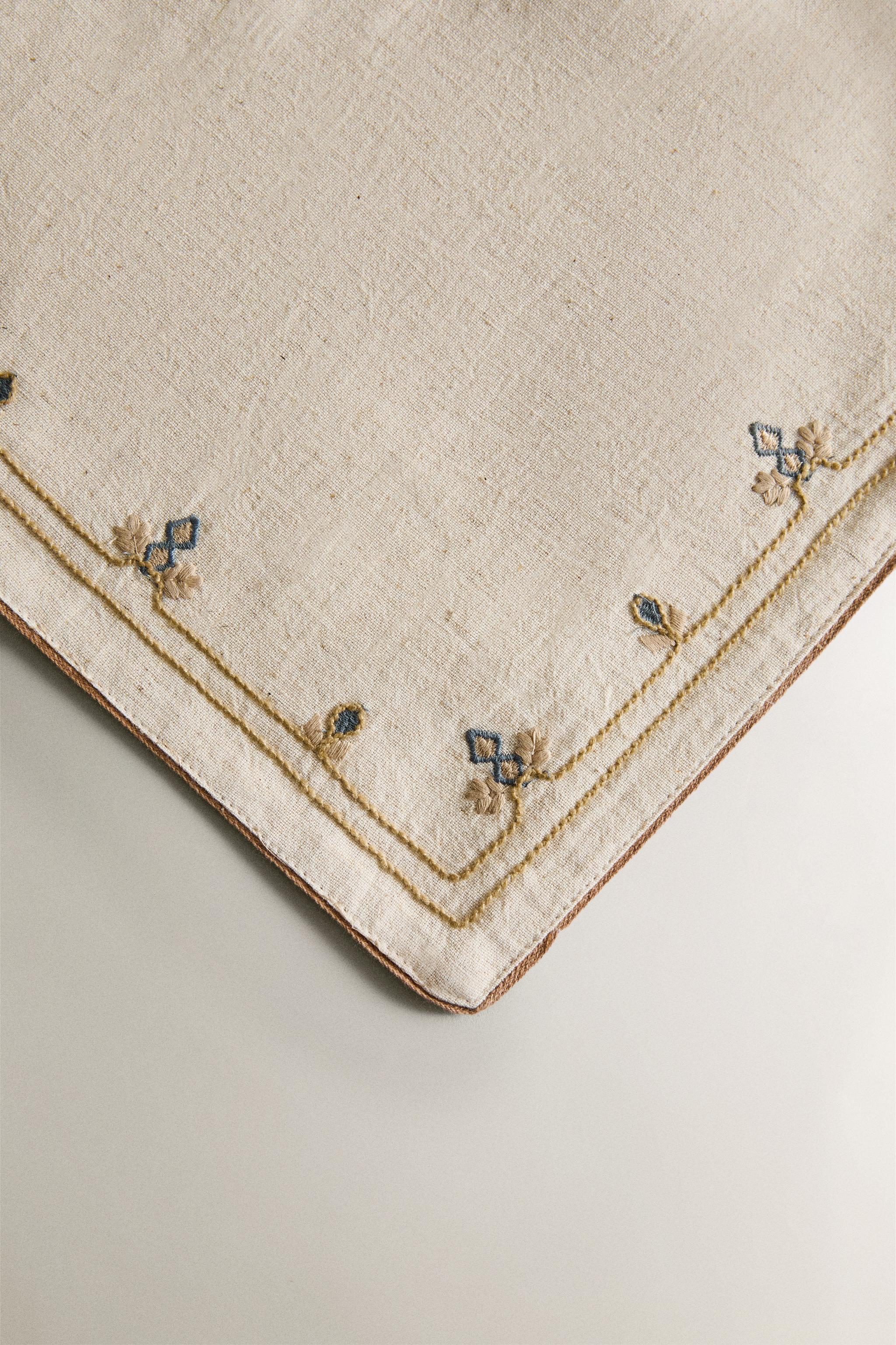 PLACEMAT WITH PLANTS EMBROIDERY