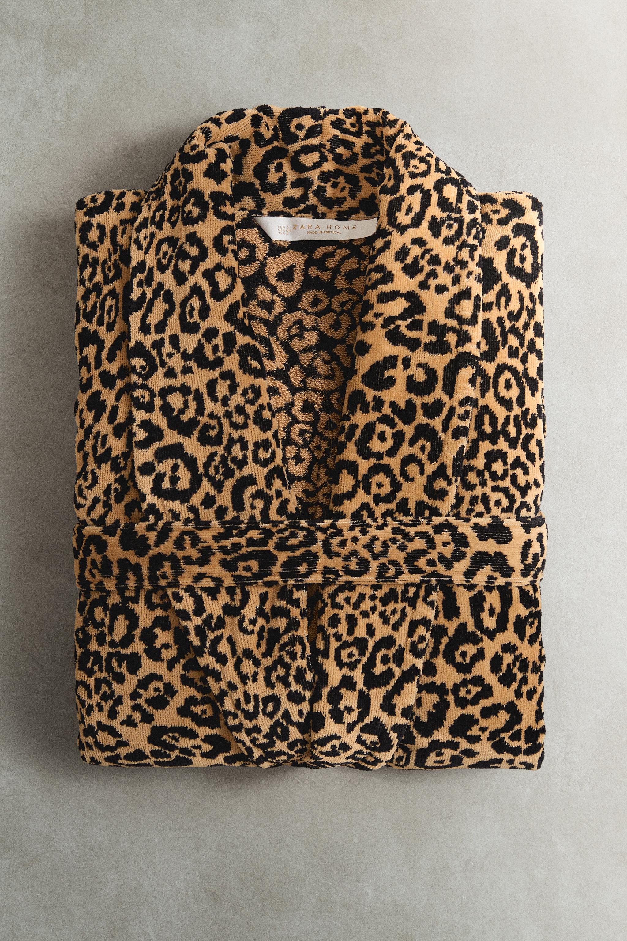 ANIMAL PRINT JACQUARD BATHROBE (400 GXM²)
