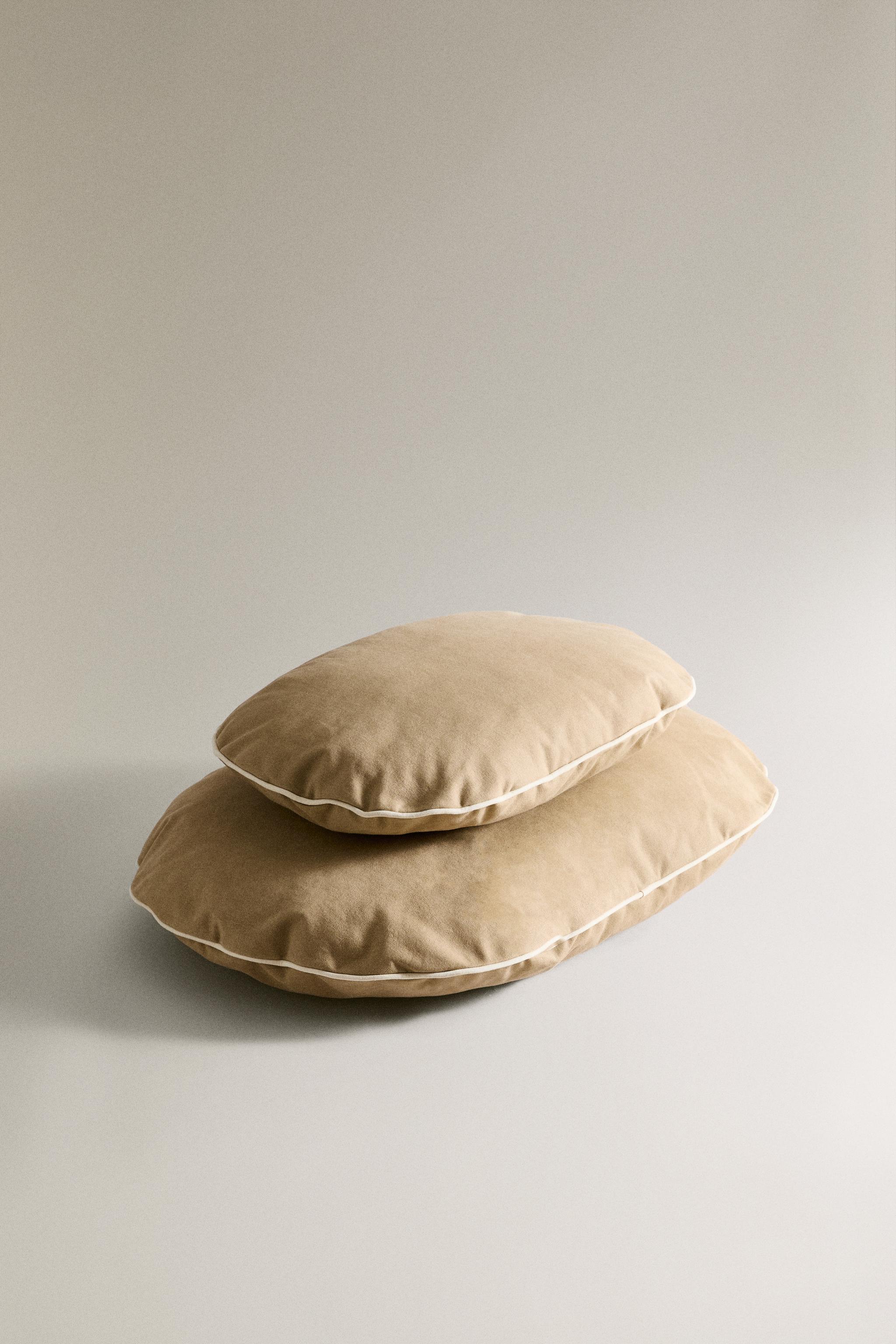 OVAL PET CUSHION WITH PIPING