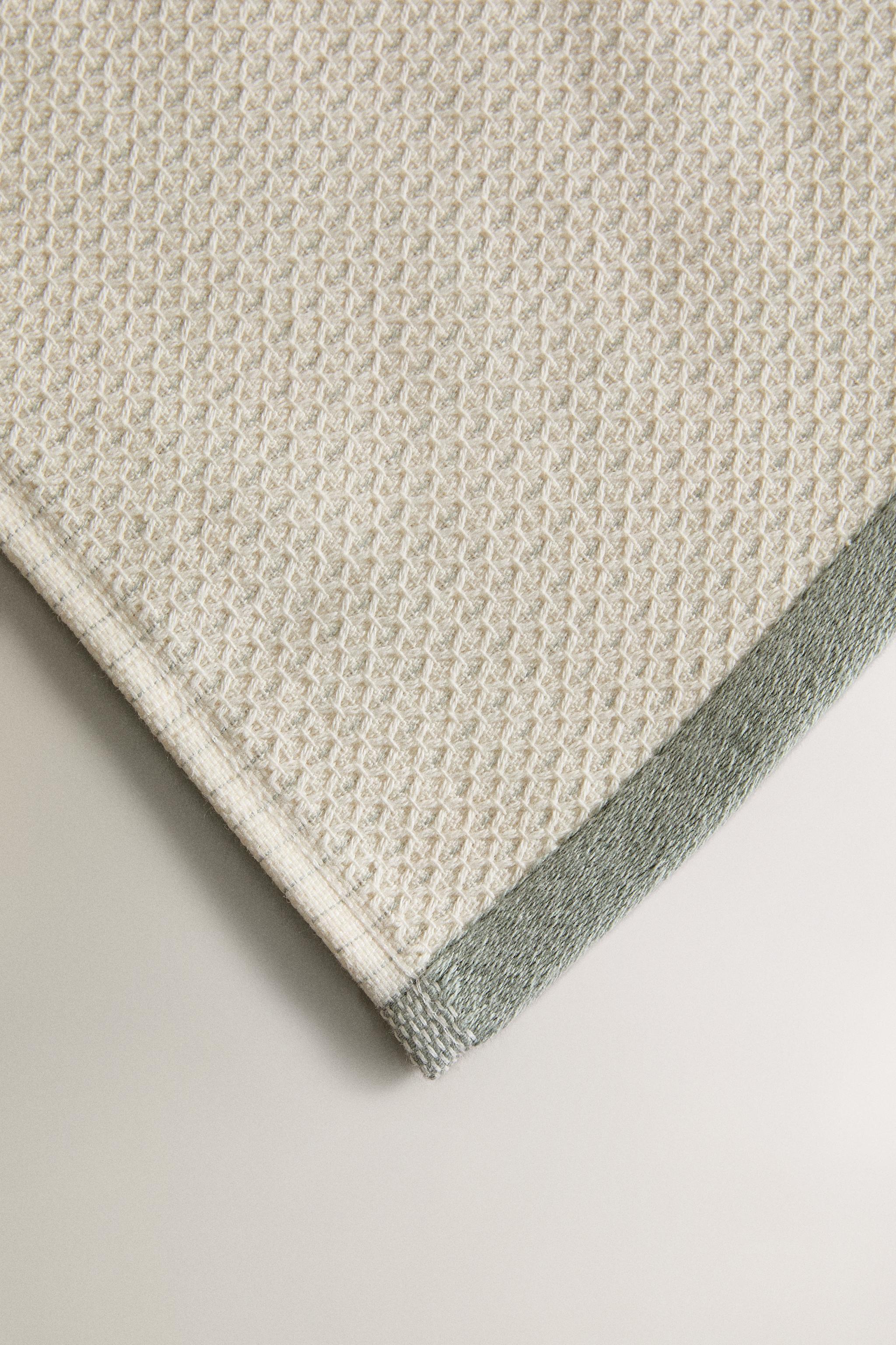 TEXTURED BATH TOWEL WITH TOPSTITCHING