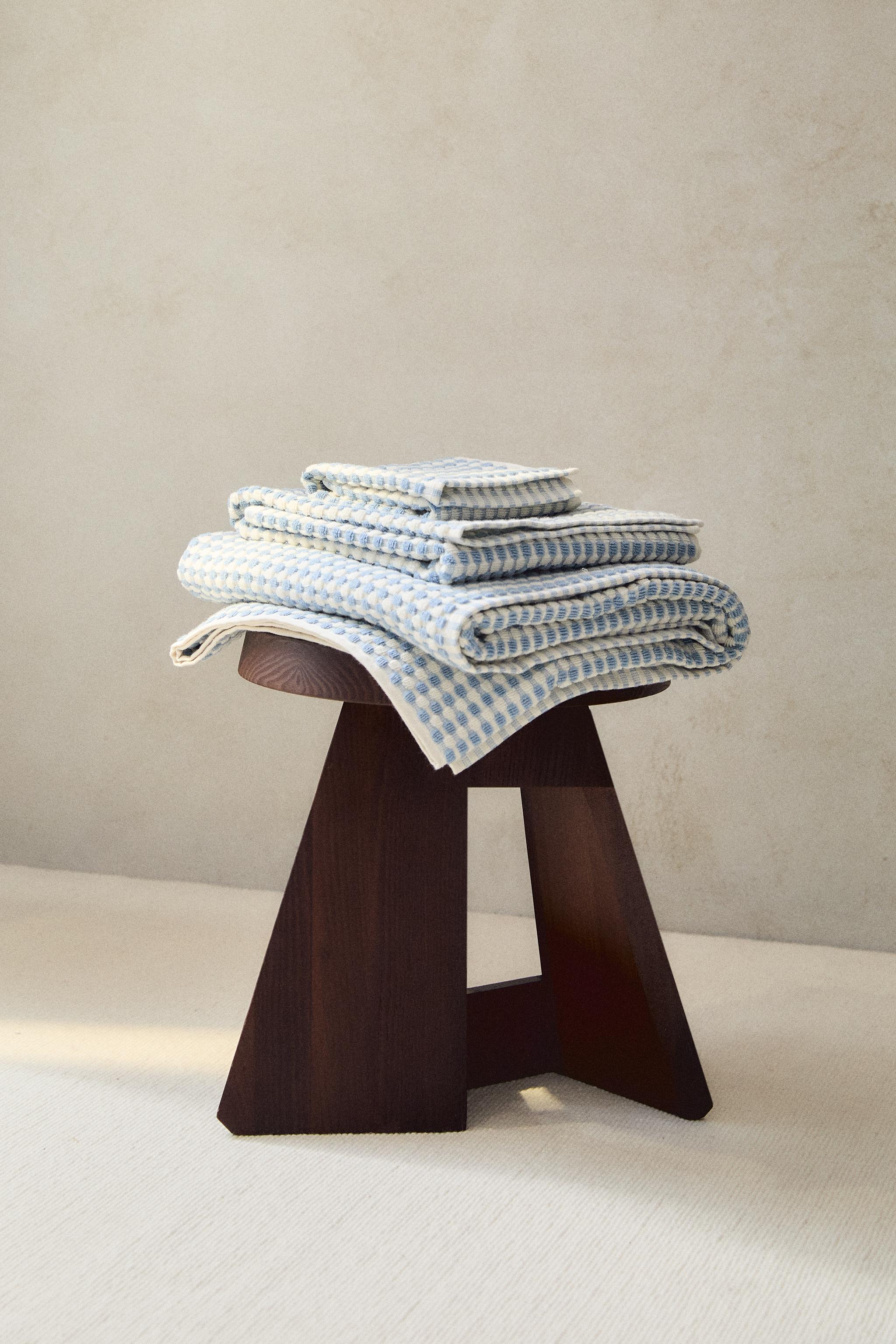 TEXTURED COTTON BATH TOWEL