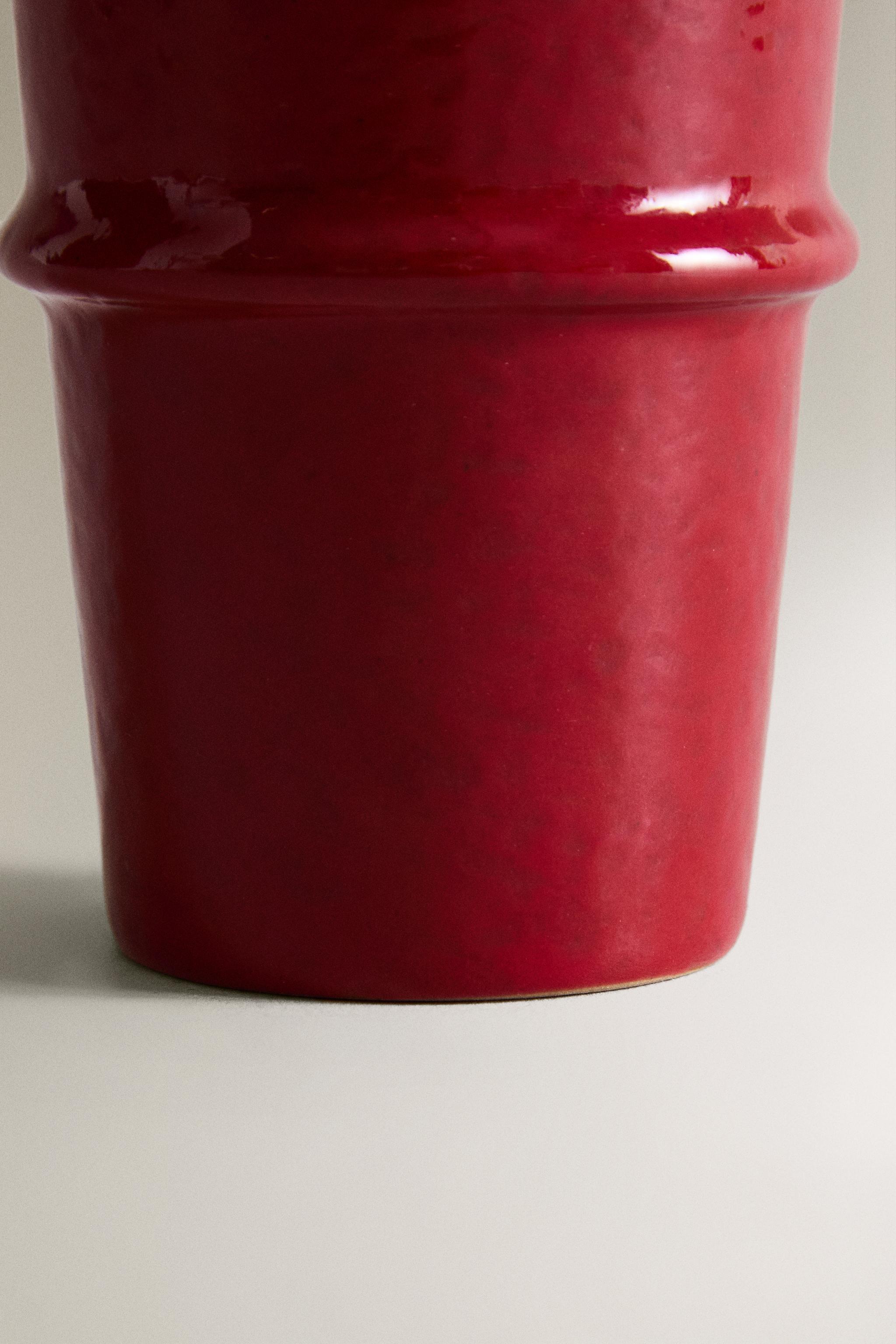 VASE WITH RAISED LACQUERED FINISH