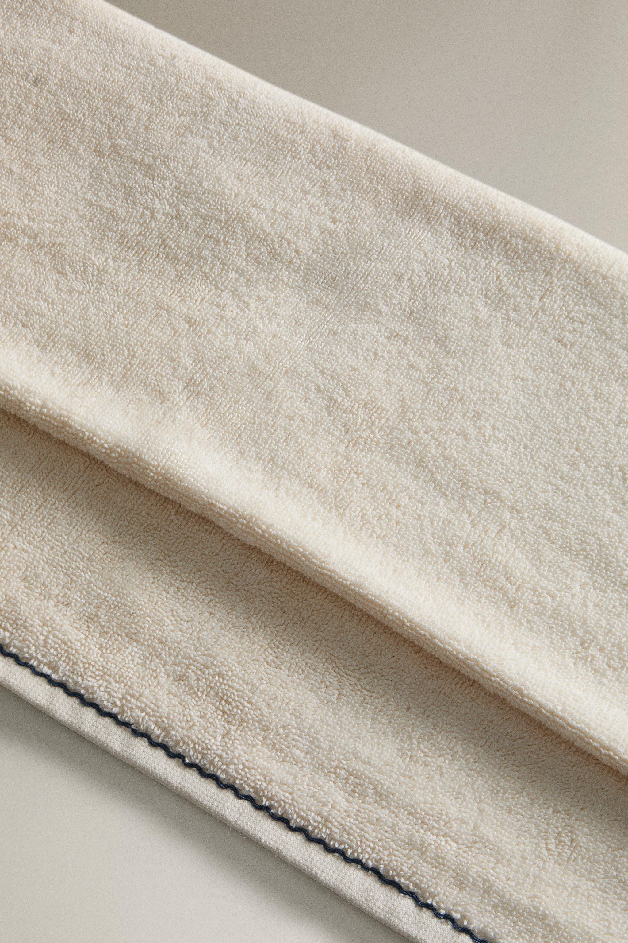 BATH TOWEL WITH SCALLOPED TOPSTITCHING
