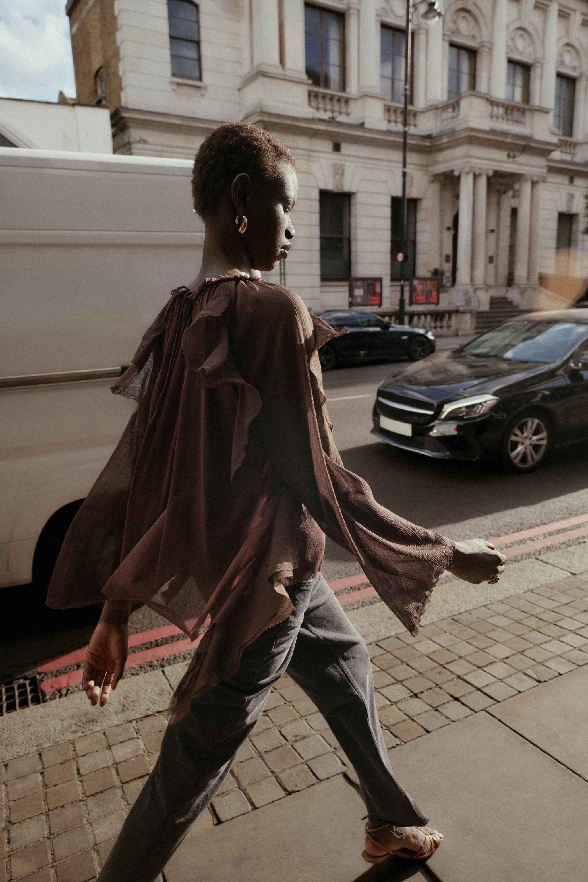 FLOWY RUFFLED BLOUSE
