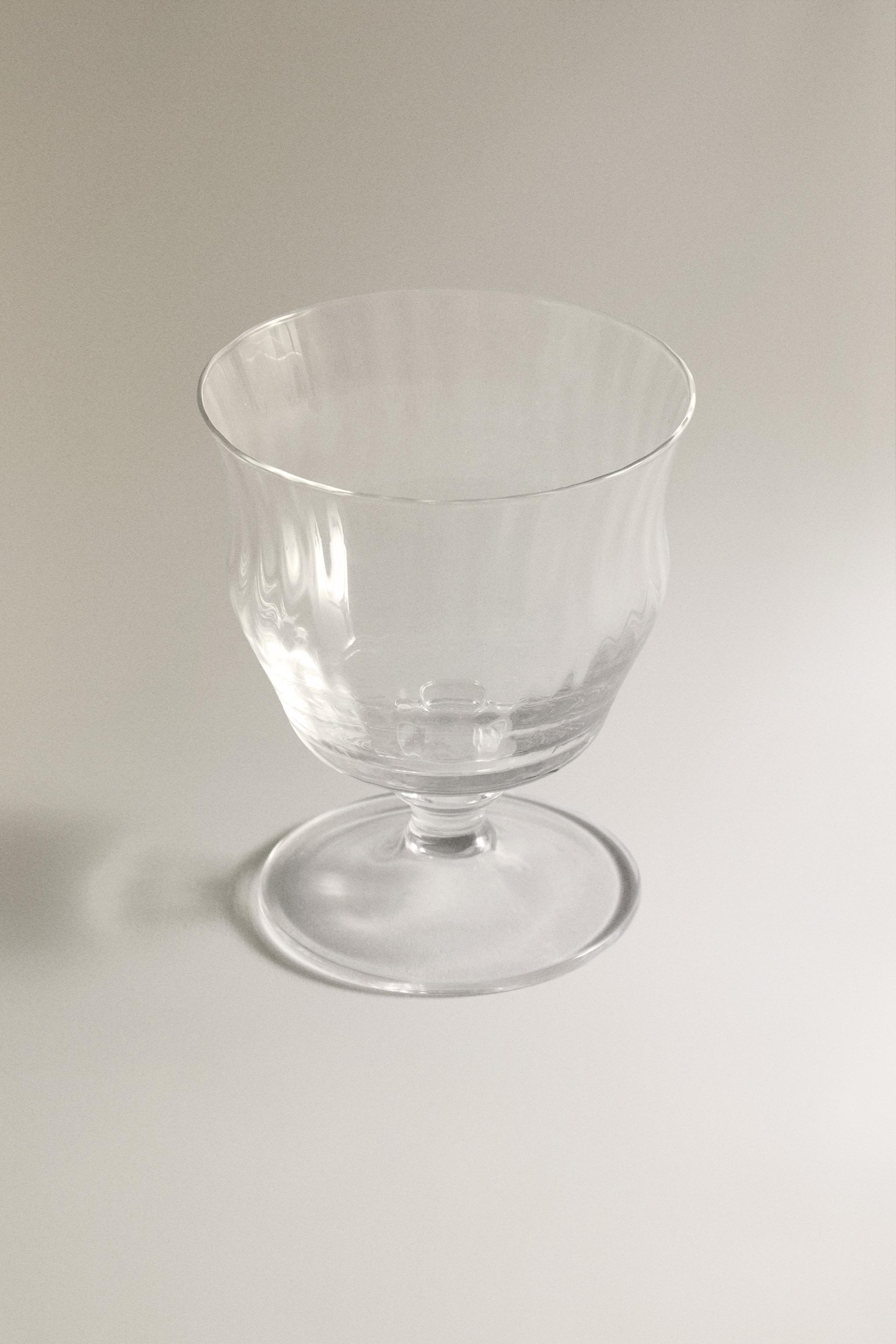 RAISED DESIGN WINE GLASS