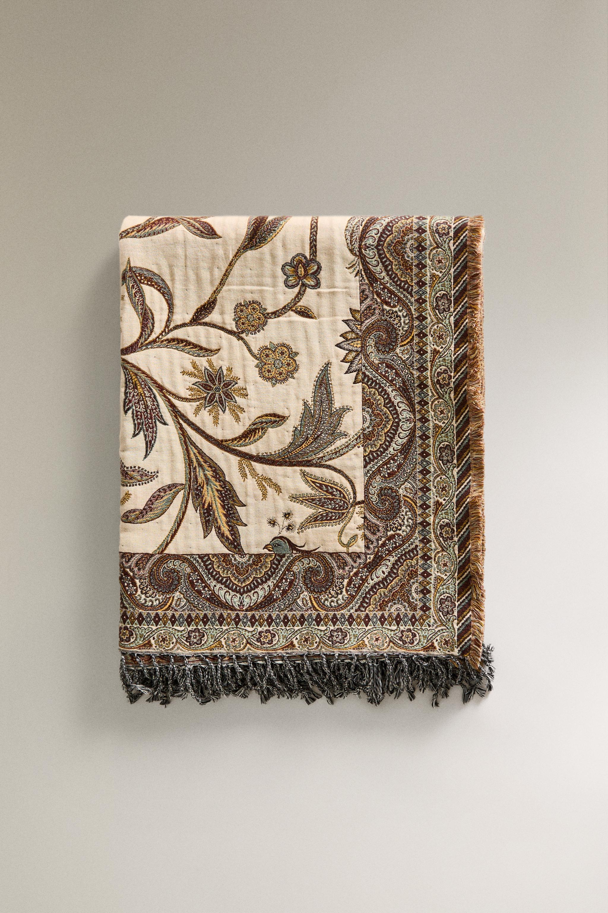 FLORAL JACQUARD BLANKET