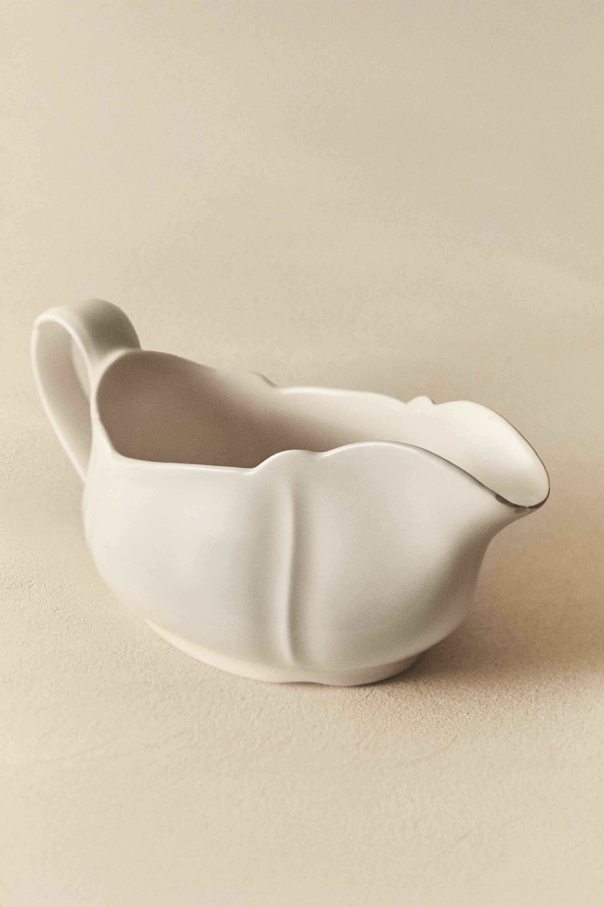EARTHENWARE GRAVY BOAT WITH RAISED-EDGE DETAIL