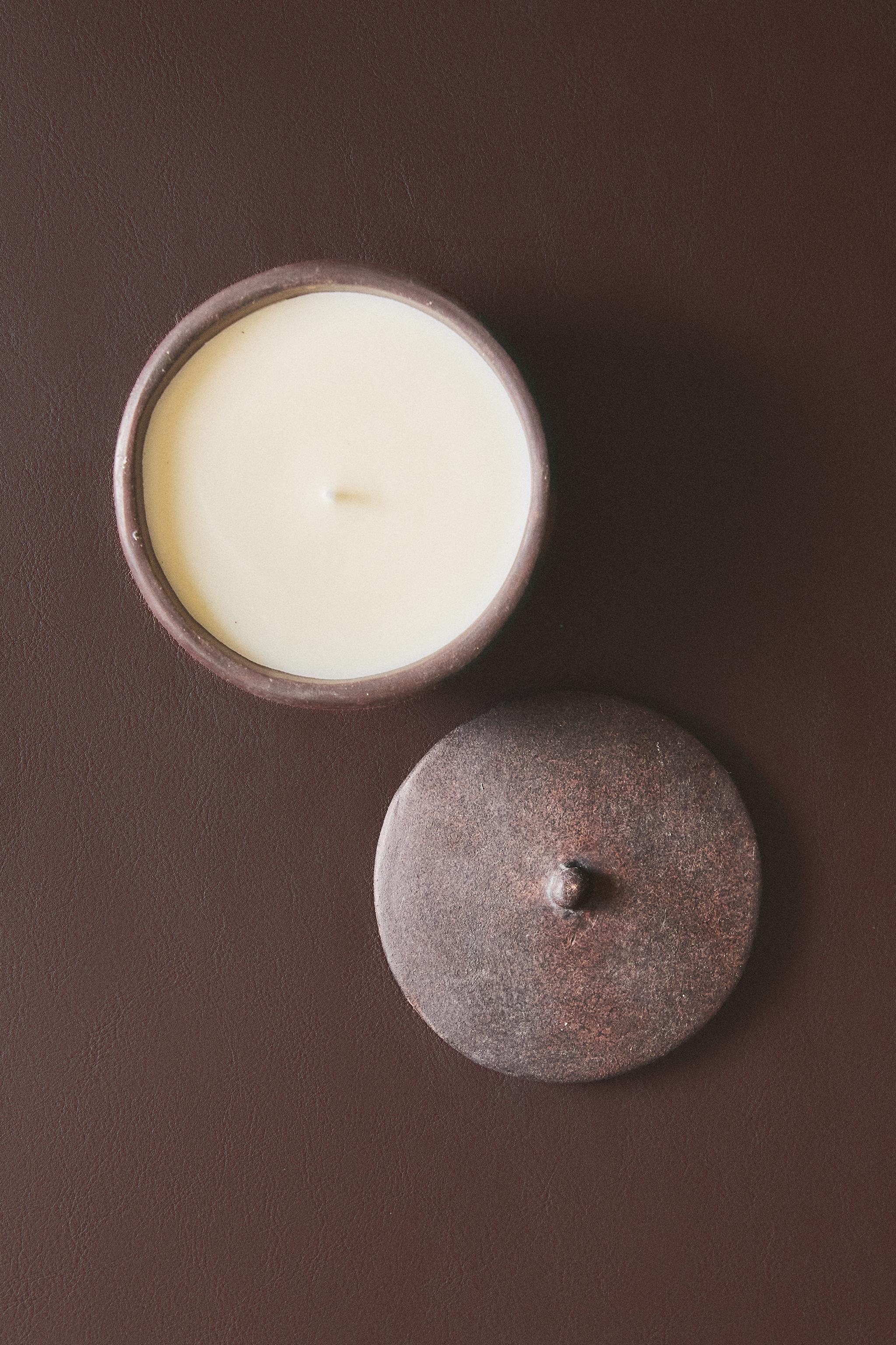 (220 GR) LEATHER AMBER SCENTED CANDLE