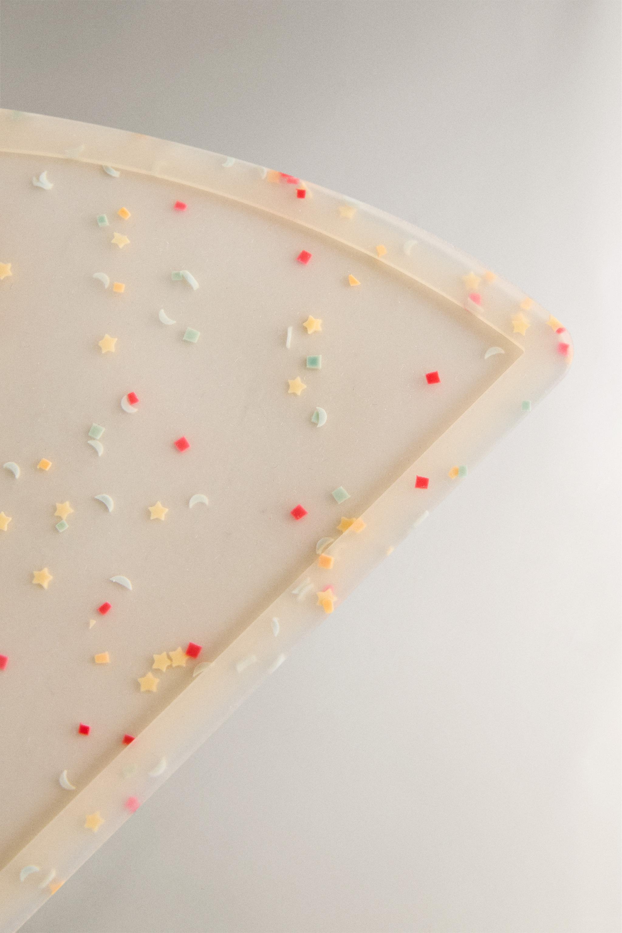 CHILDREN'S SILICONE PLACEMAT WITH CONFETTI DESIGN.