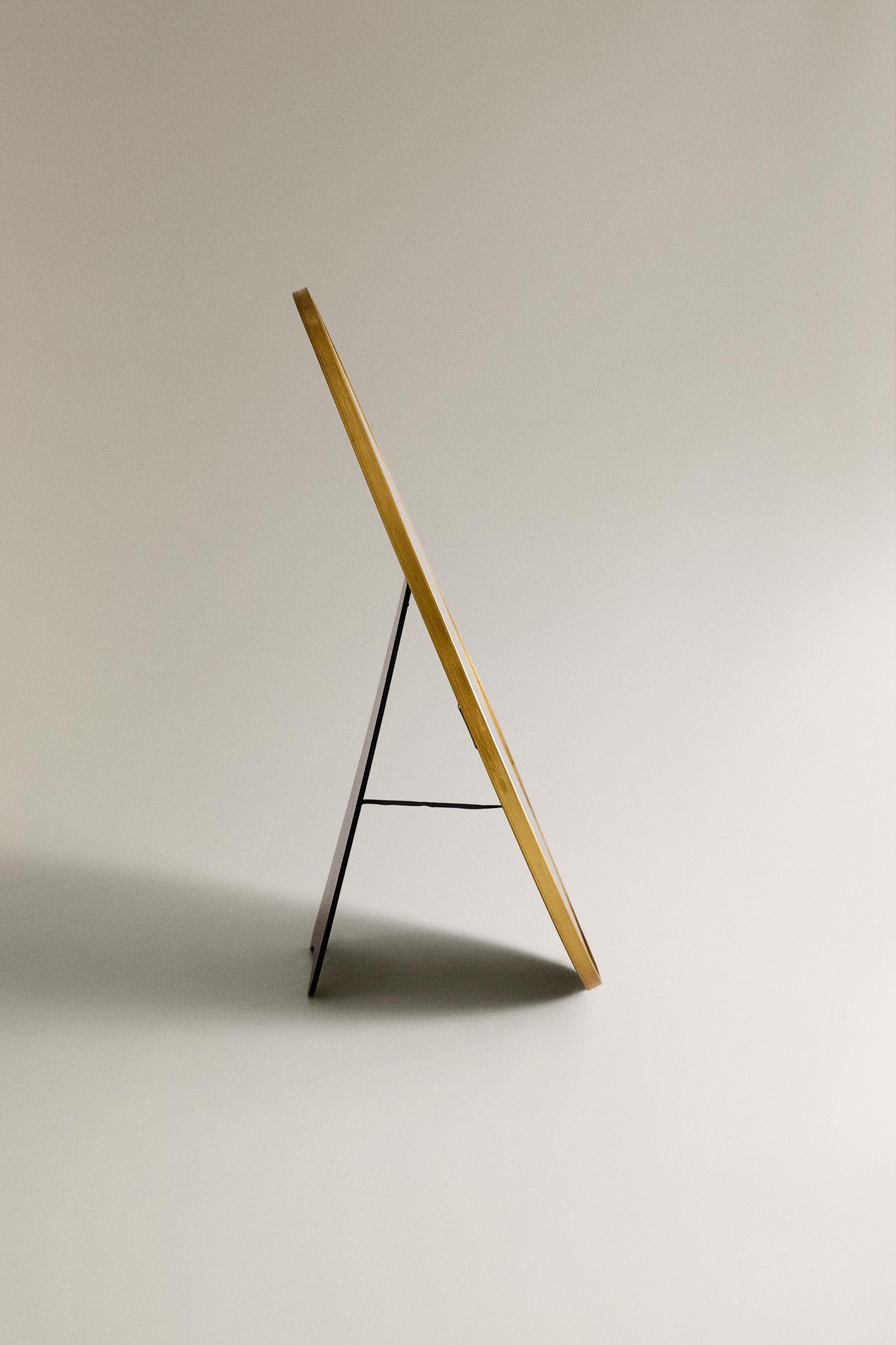 IRREGULAR-SHAPED PICTURE FRAME