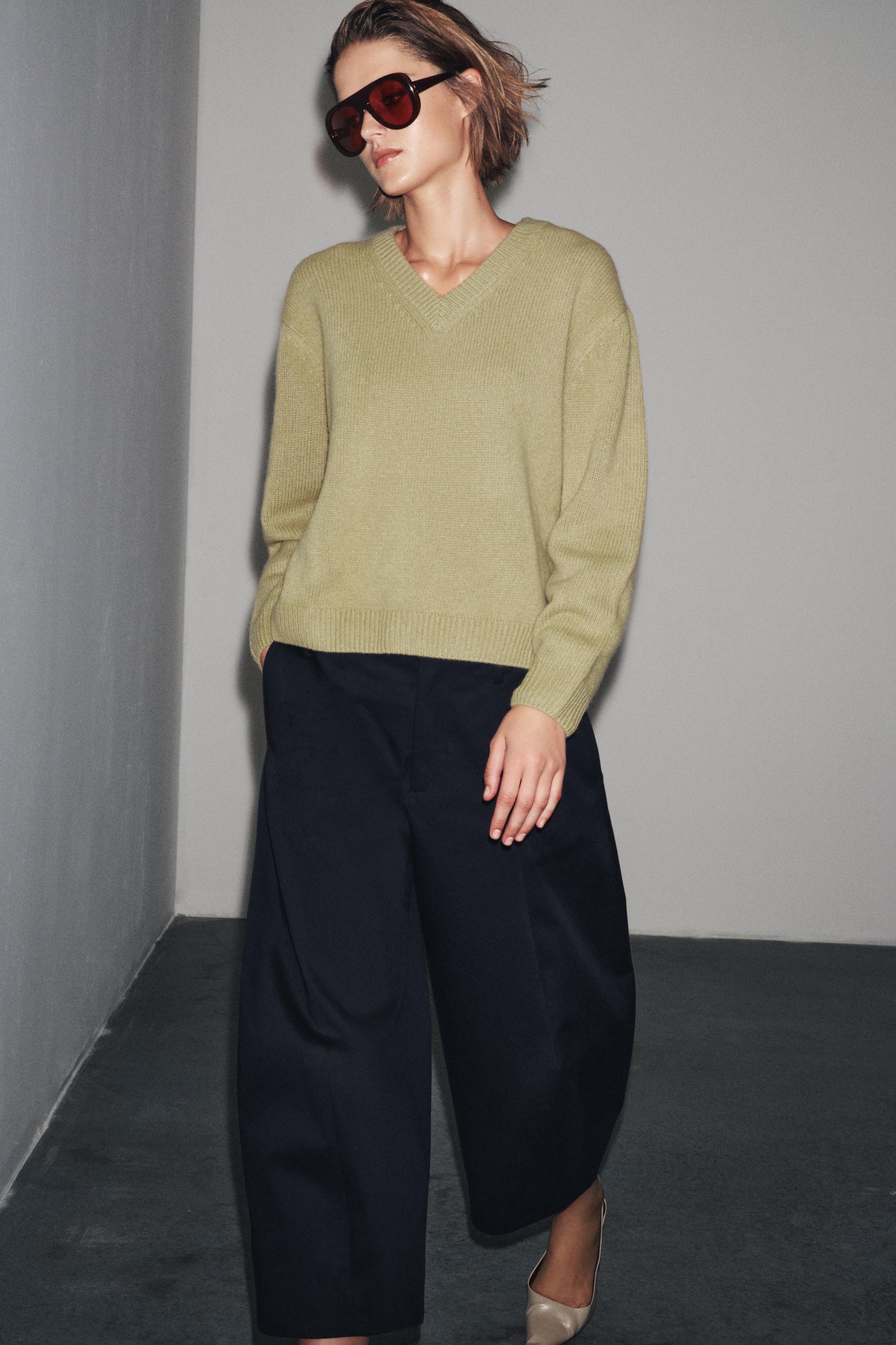 100% WOOL BASIC KNIT V-NECK SWEATER