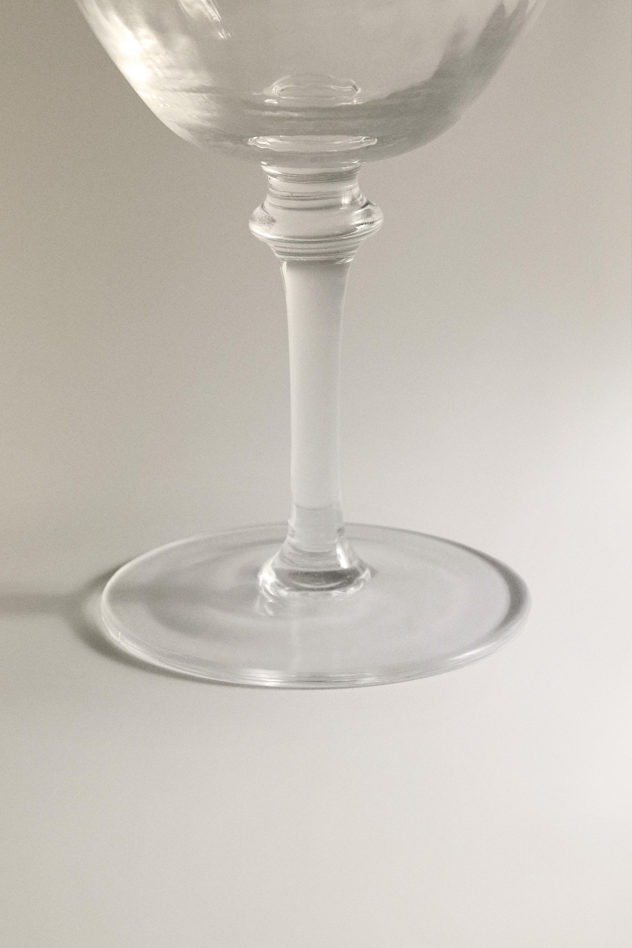 LARGE GLASS WITH RAISED DESIGN