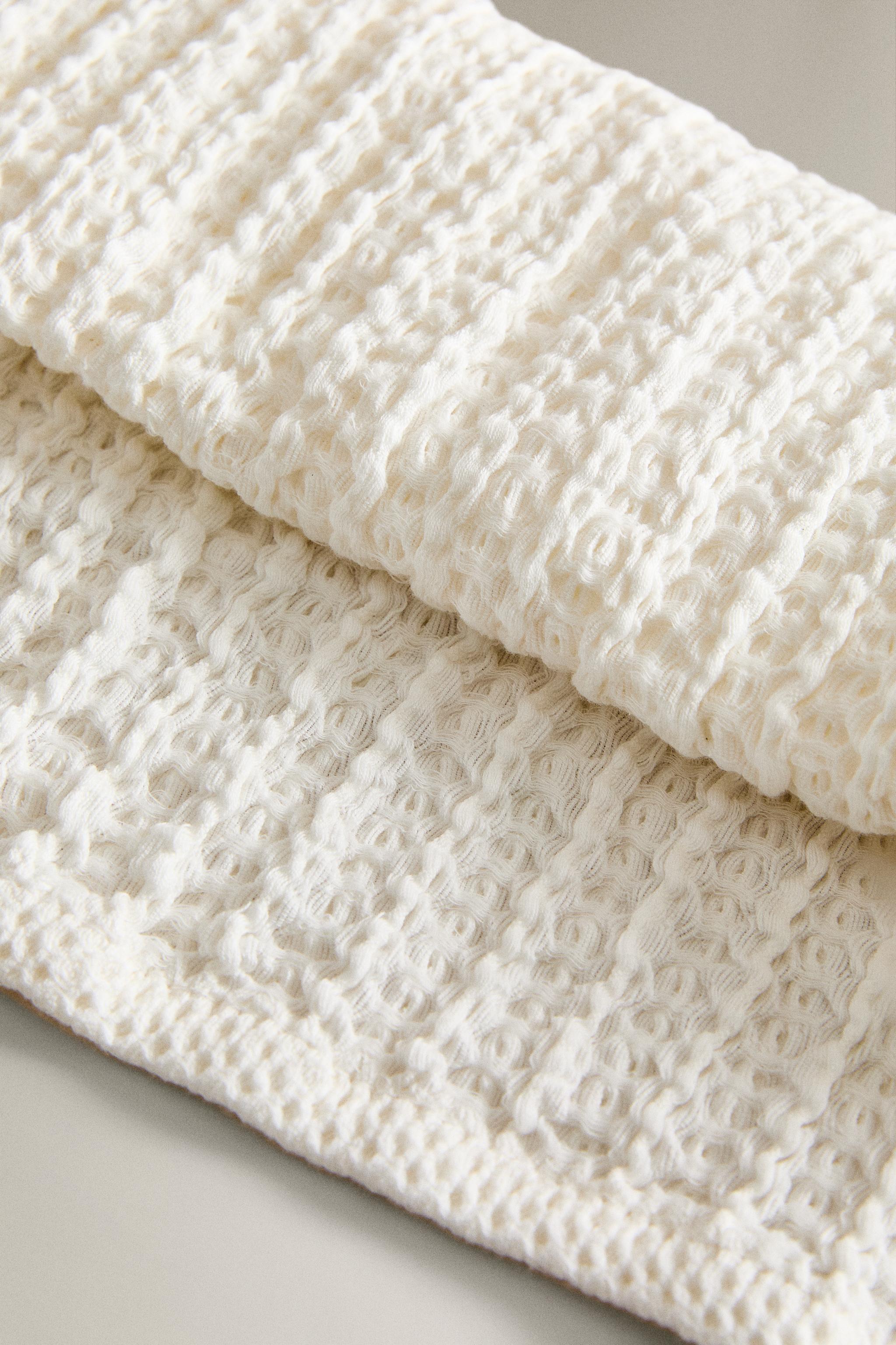 WAFFLE-KNIT BATH TOWEL WITH PLAIN BORDER
