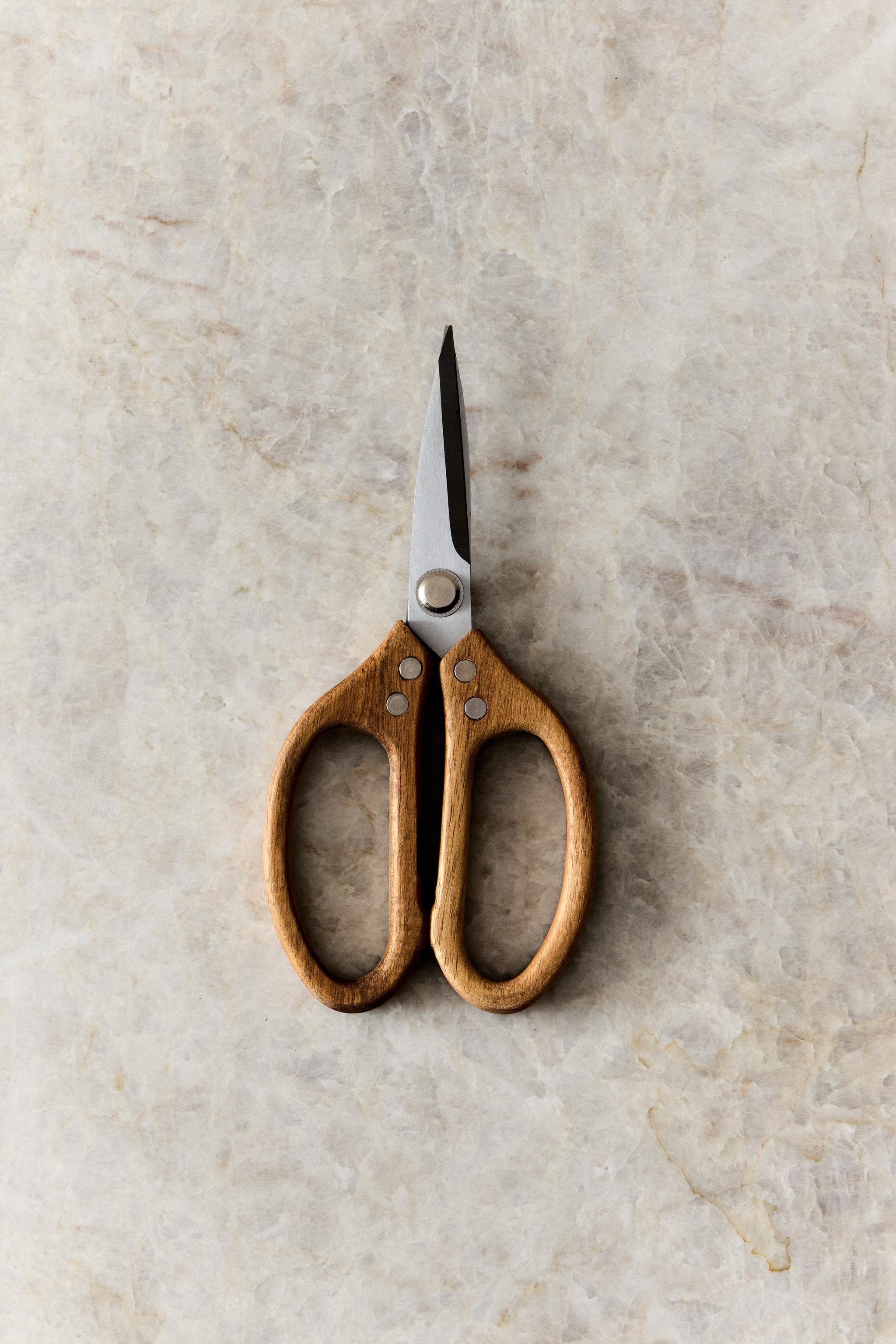 WOODEN KITCHEN SCISSORS