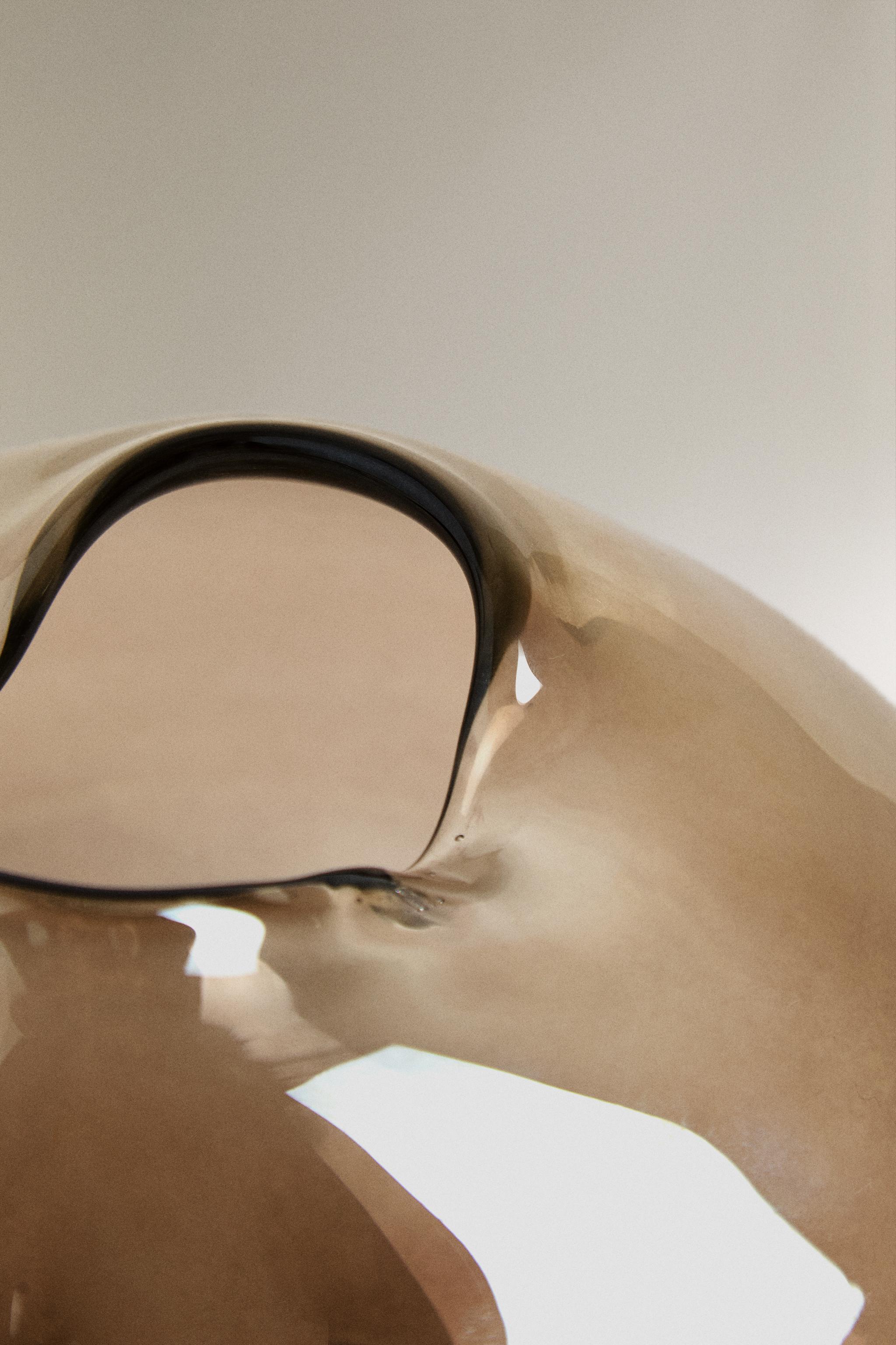 LOW SHINY GLASS VASE