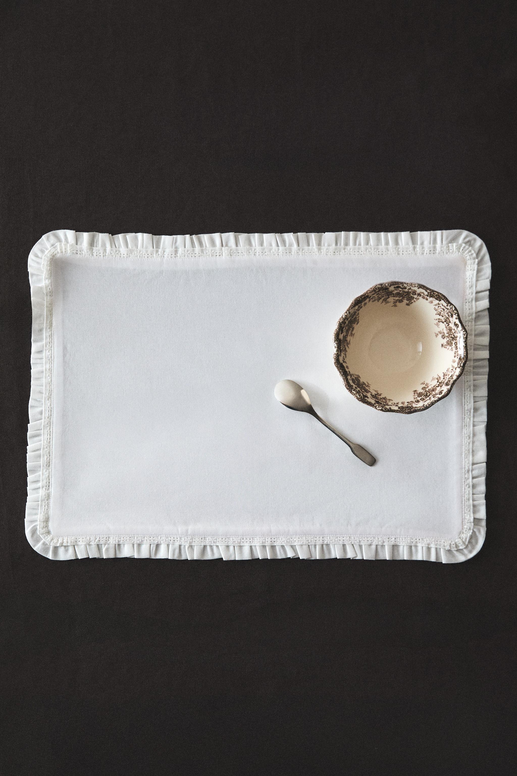 RECTANGULAR PLACEMAT WITH RUFFLE
