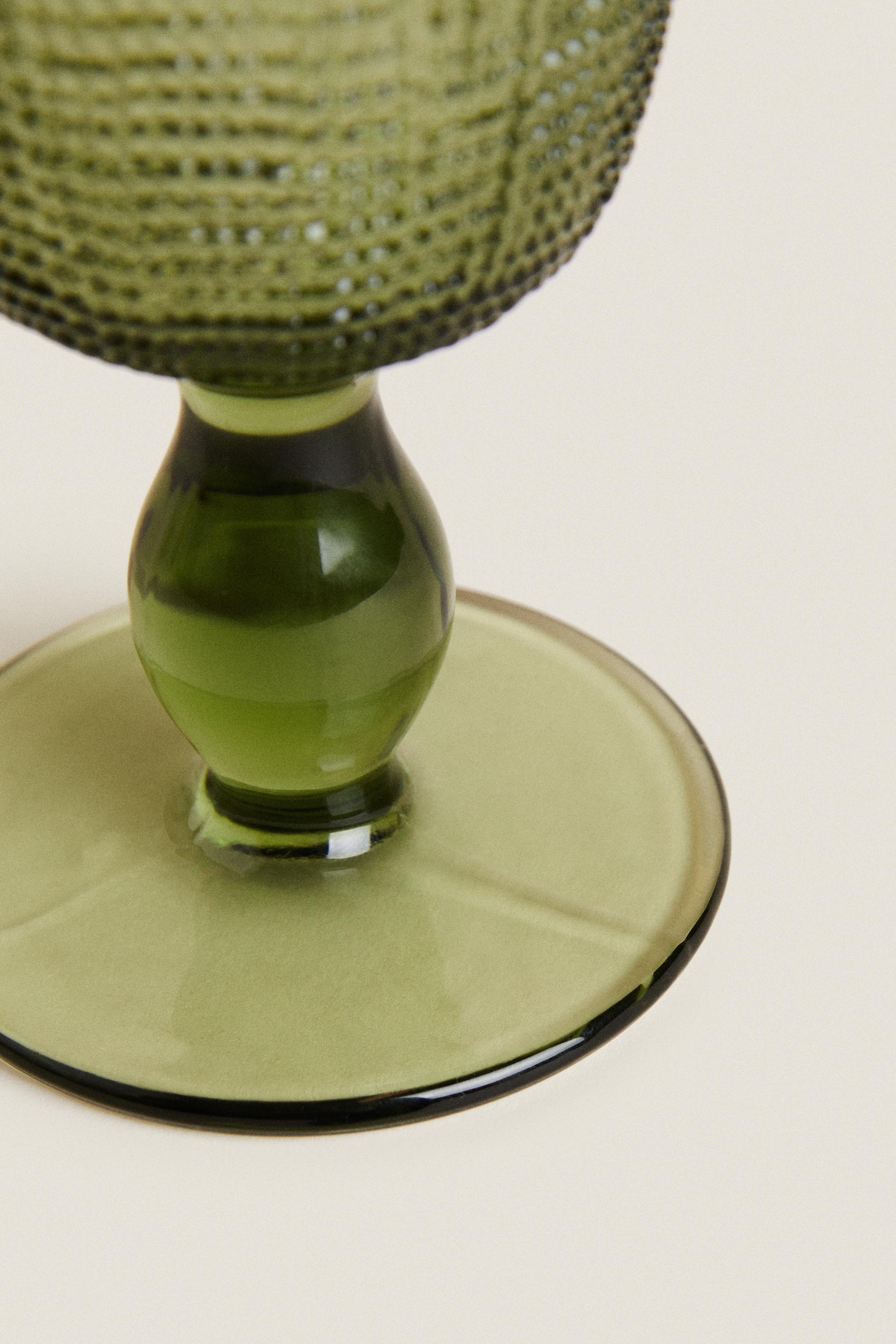 RAISED DESIGN WINE GLASS