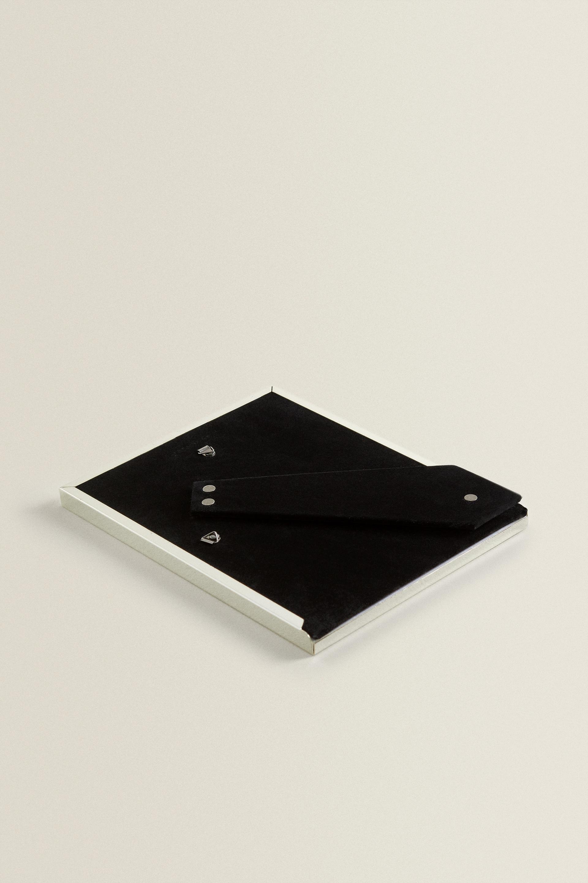 METAL PICTURE FRAME WITH A TIERED PASSE-PARTOUT