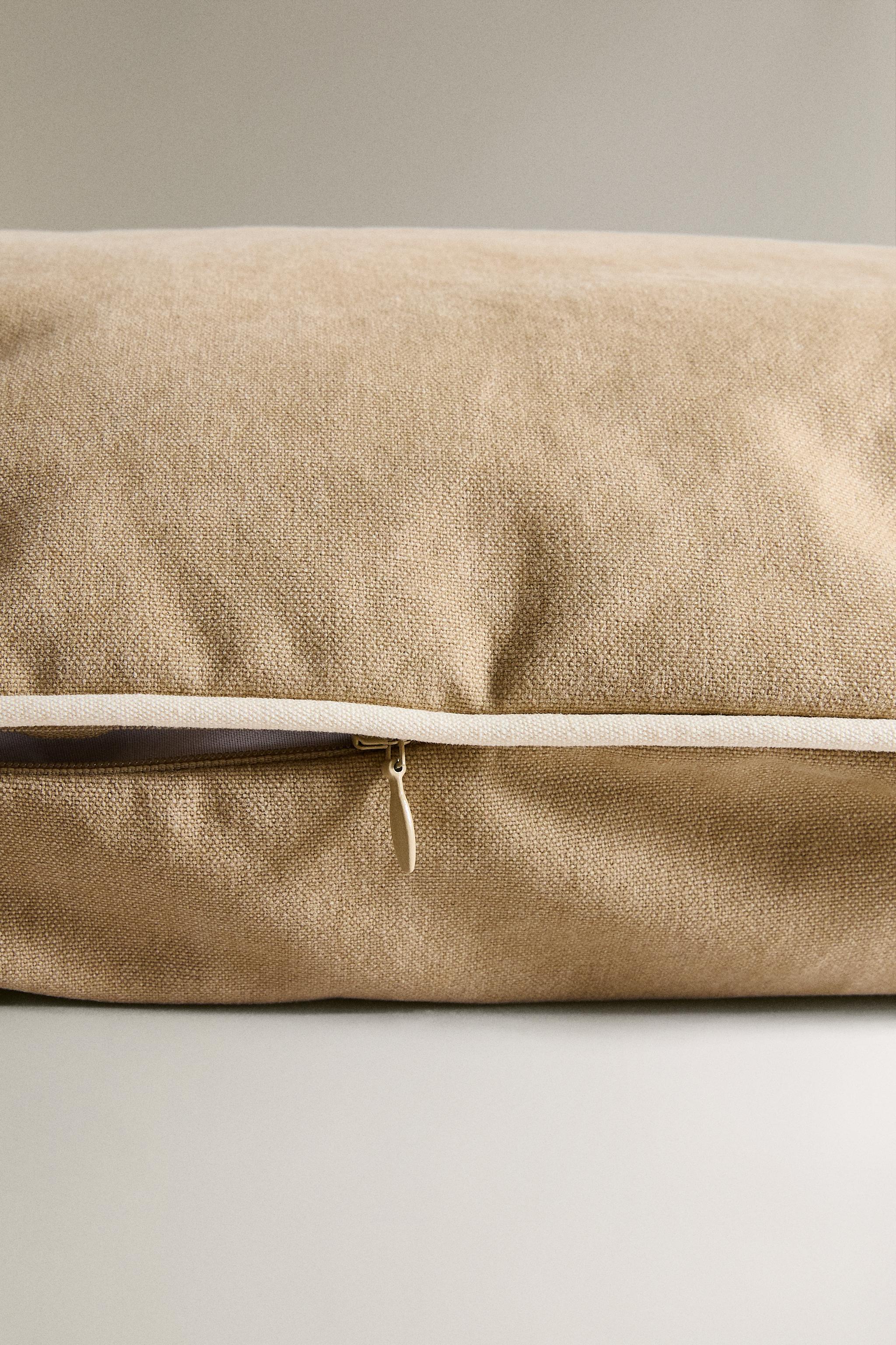 OVAL PET CUSHION WITH PIPING