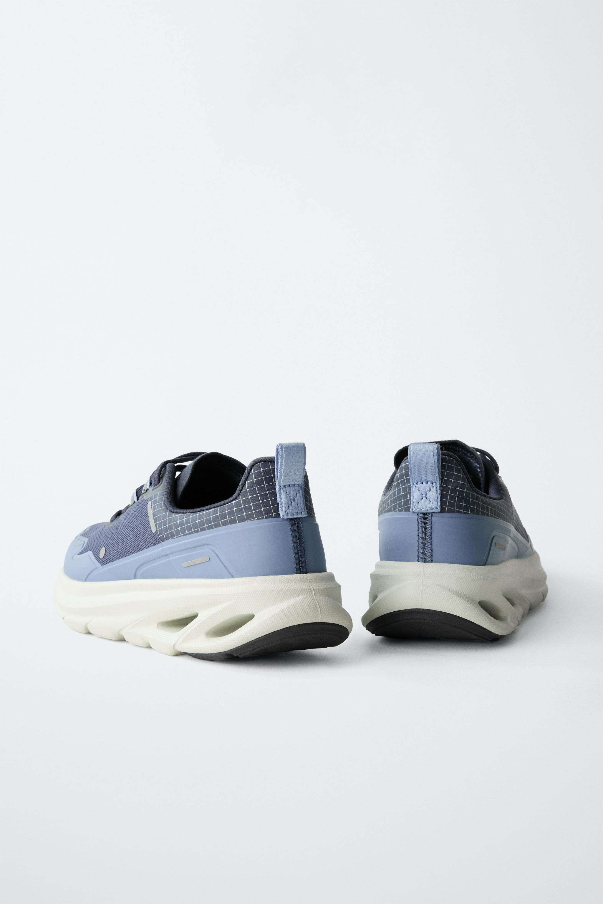 SNEAKERS WITH DETAILED SOLE