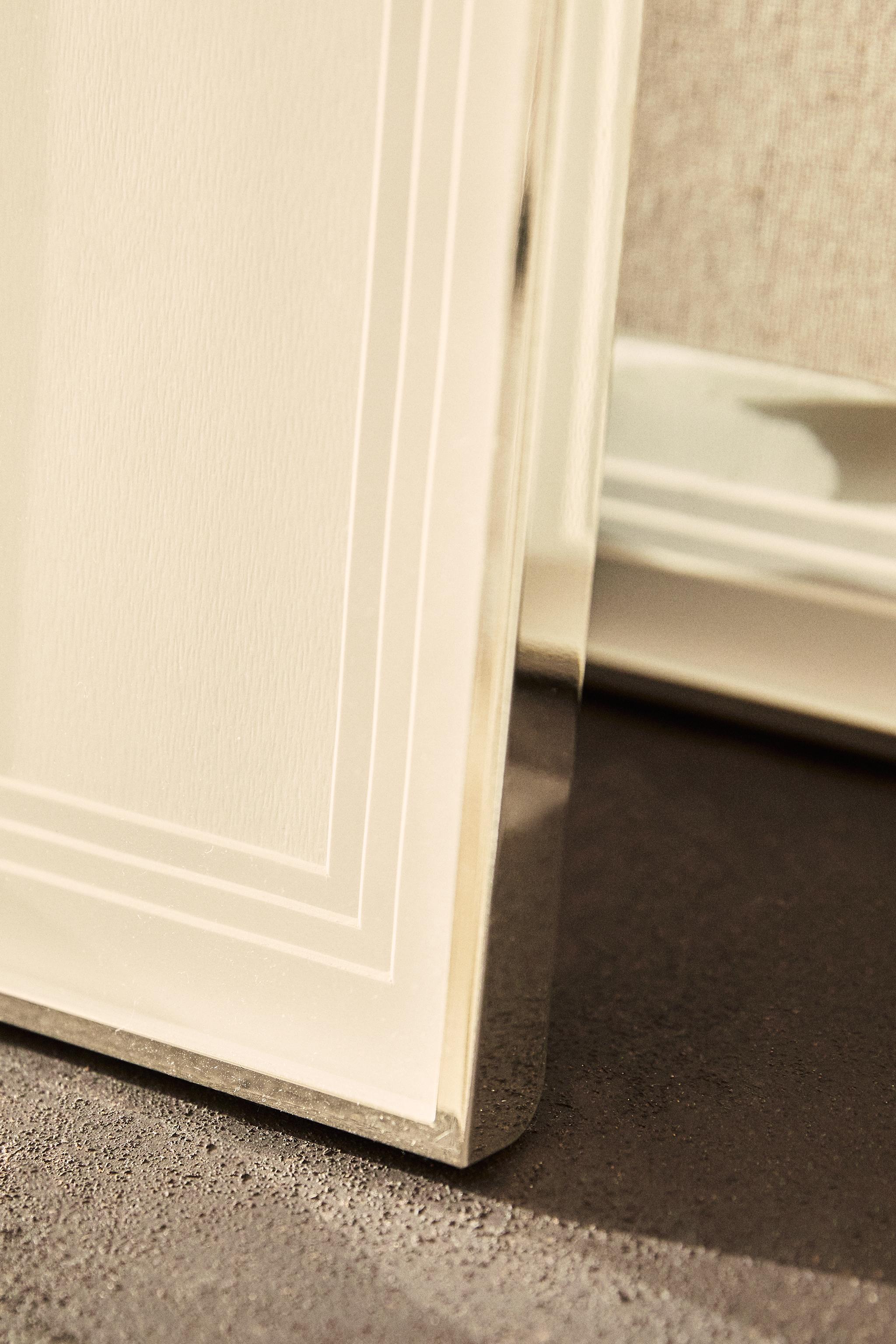 METAL PICTURE FRAME WITH A TIERED PASSE-PARTOUT