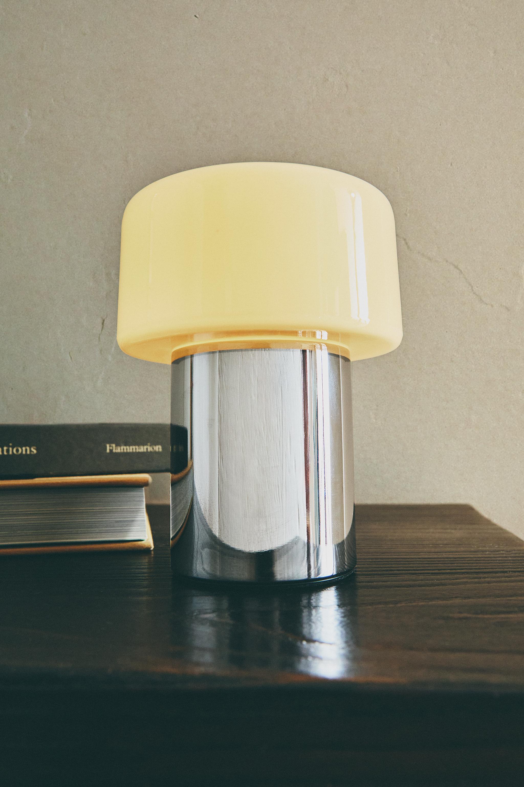 GLASS AND METAL TABLE LAMP