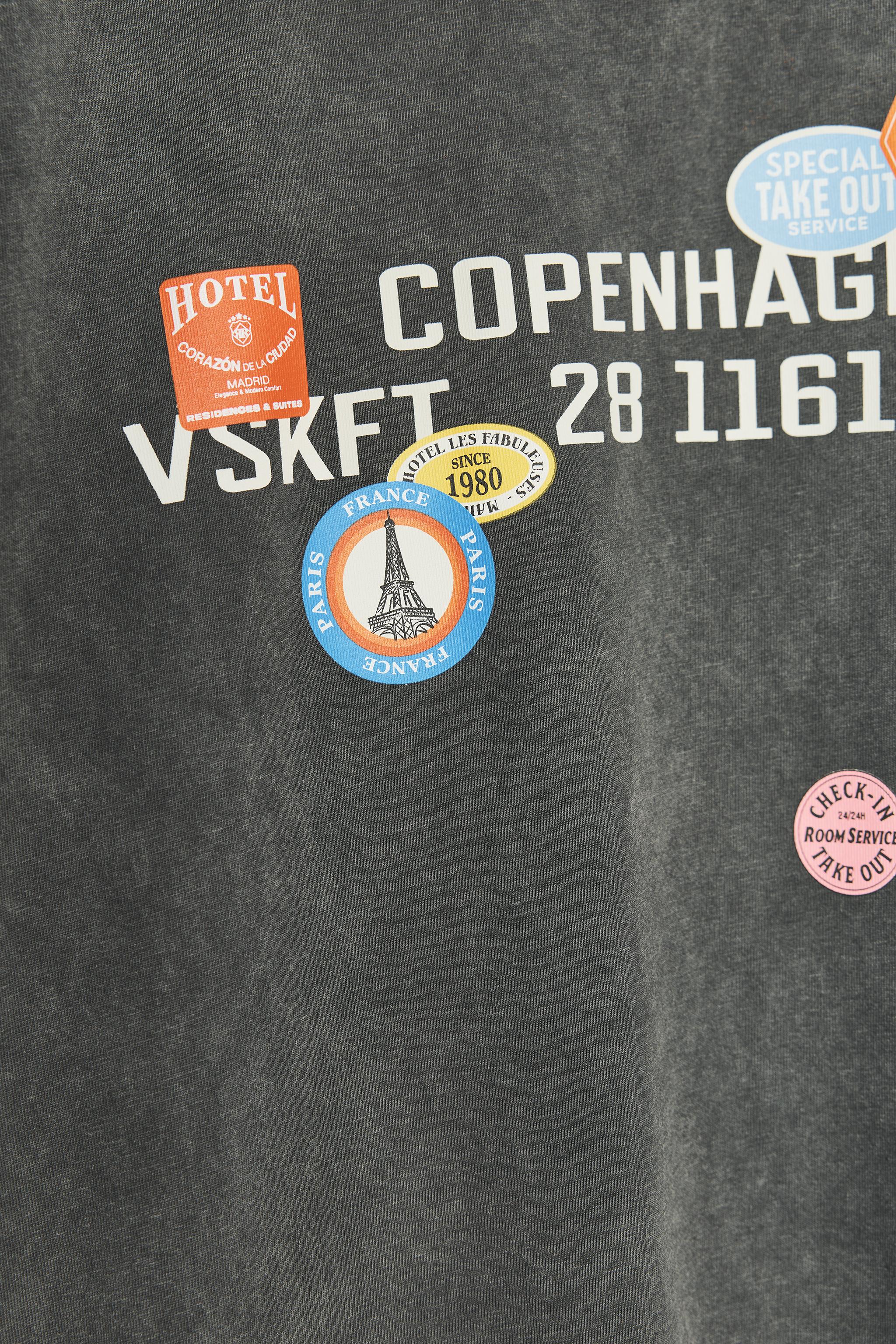 WASHED EFFECT PRINTED PATCH T-SHIRT