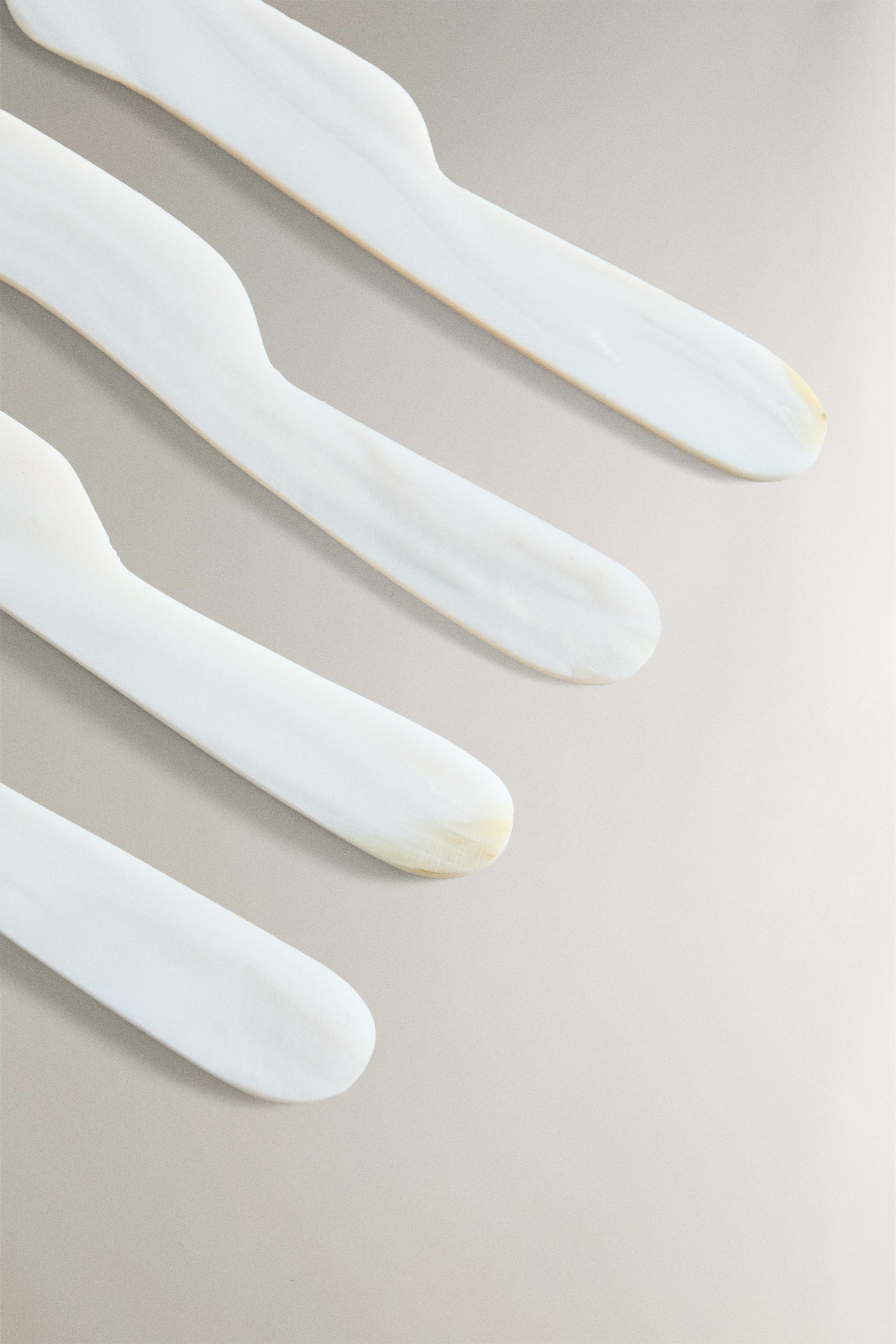 SET OF MOTHER-OF-PEARL BUTTER KNIVES (SET OF 4)