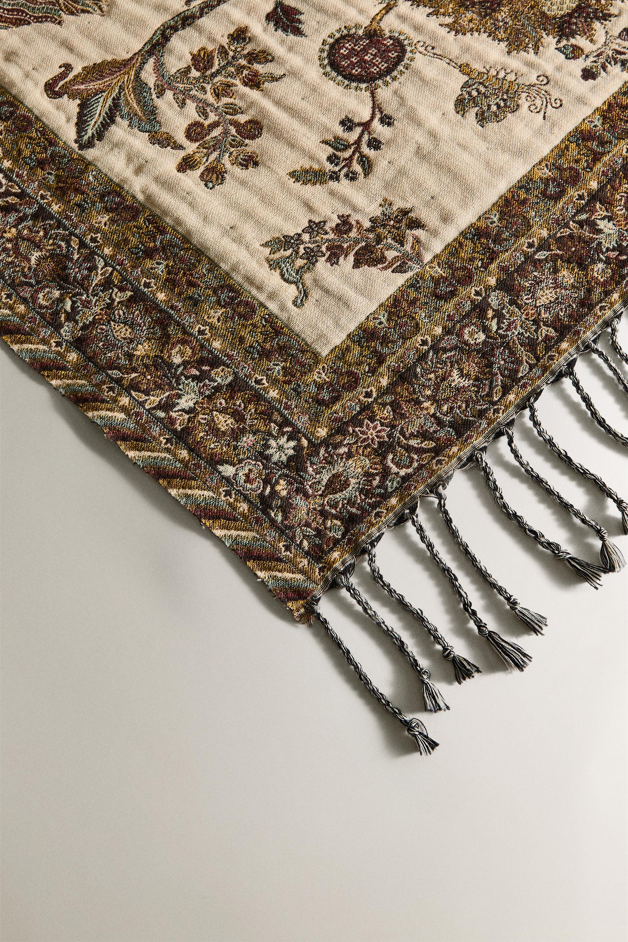 FLORAL JACQUARD BLANKET