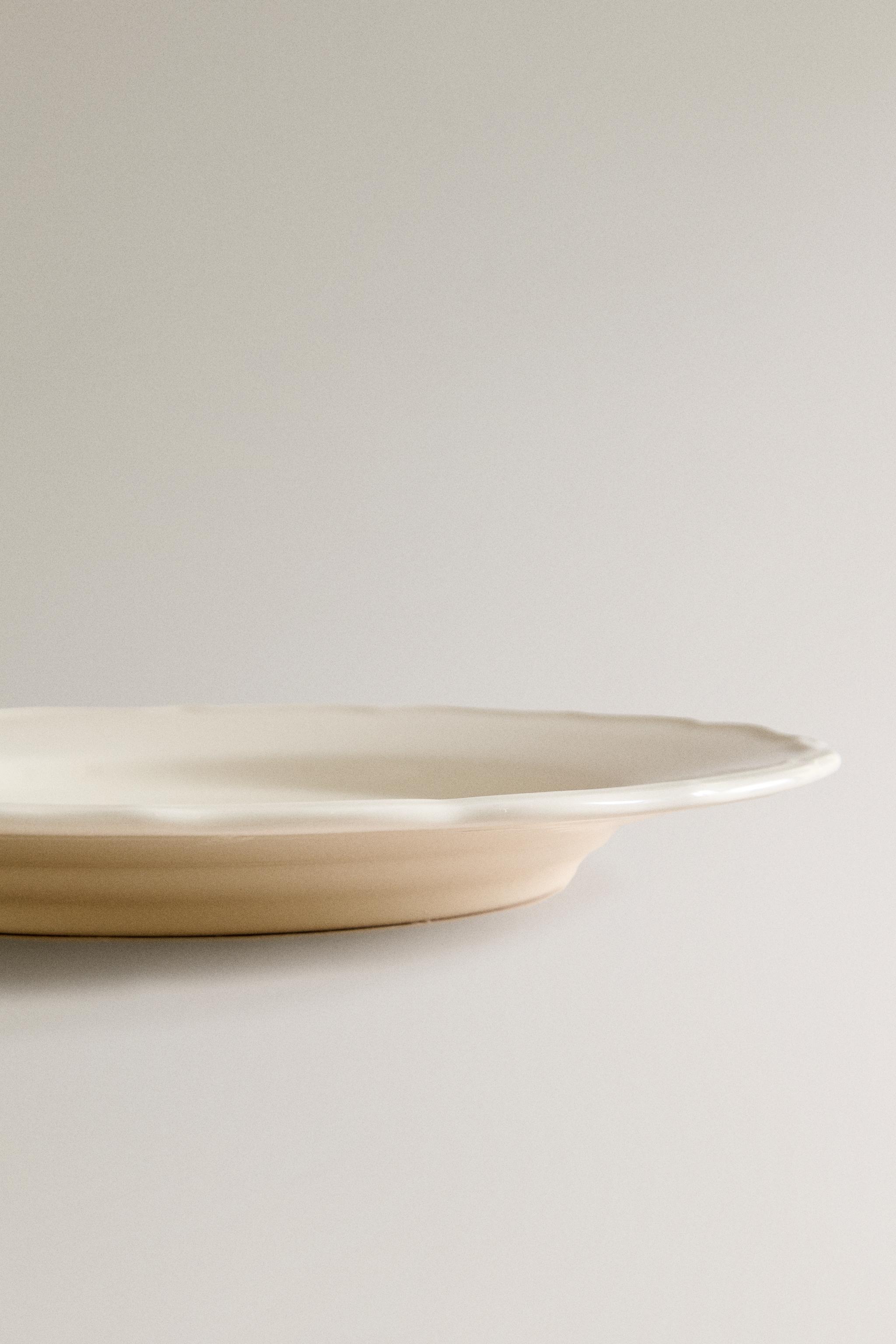 EARTHENWARE DINNER DISH WITH RAISED-DESIGN EDGE