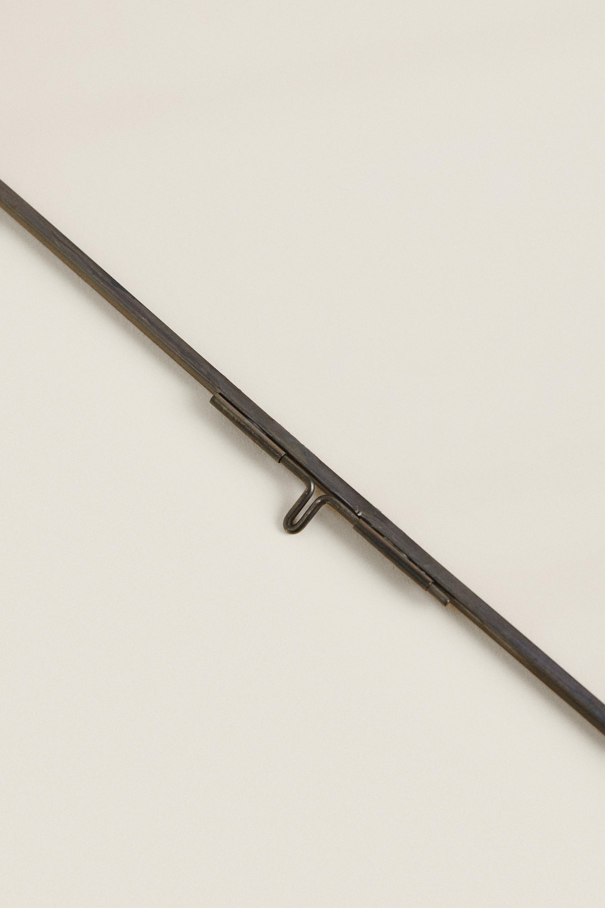 PICTURE FRAME WITH BLACK RIM