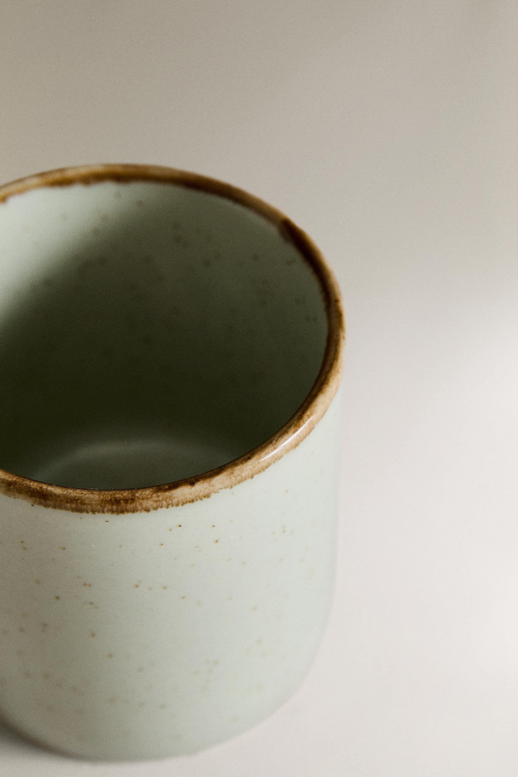PORCELAIN MUG WITH ANTIQUE FINISH RIM