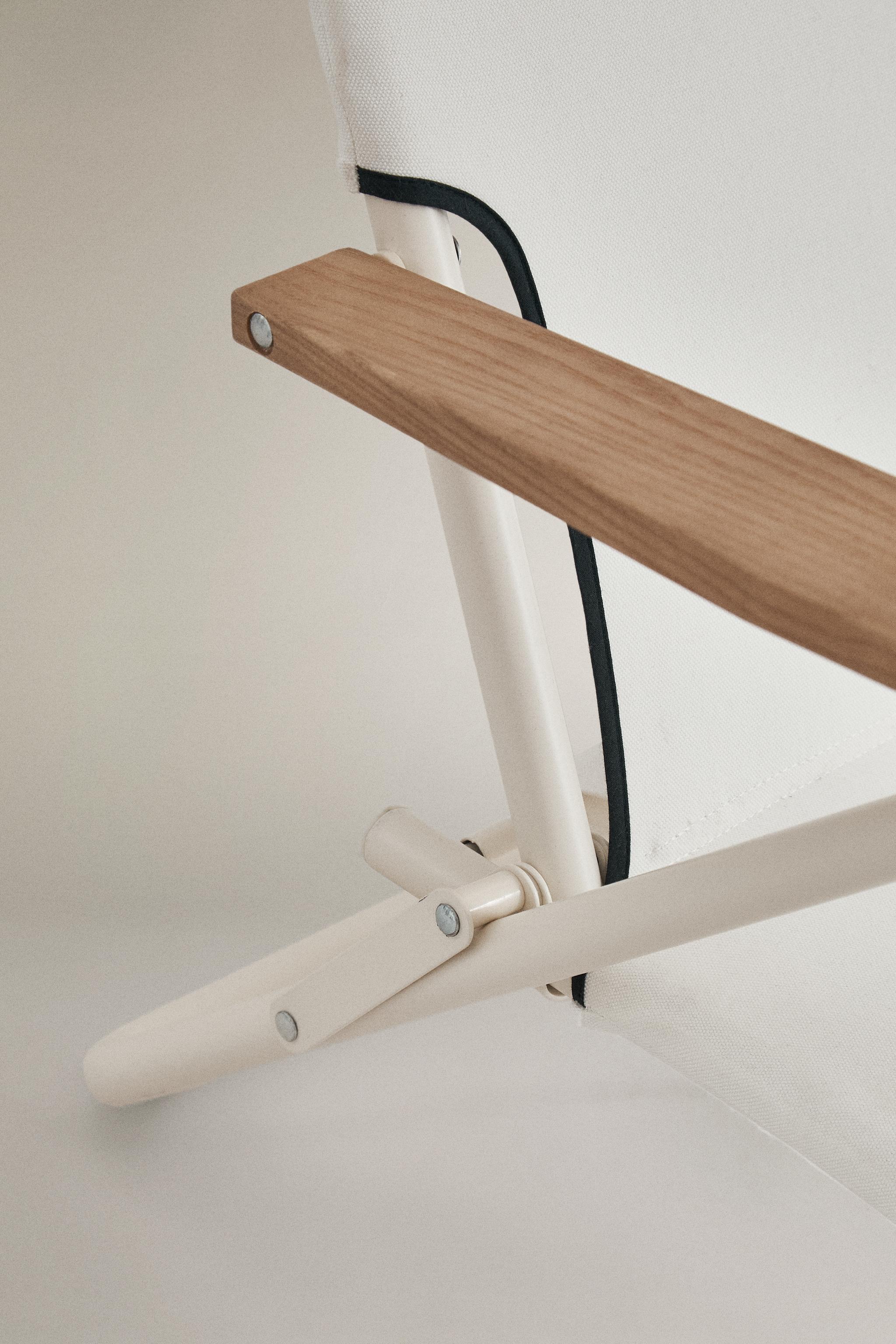 FOLDING BEACH CHAIR WITH WOODEN ARM RESTS