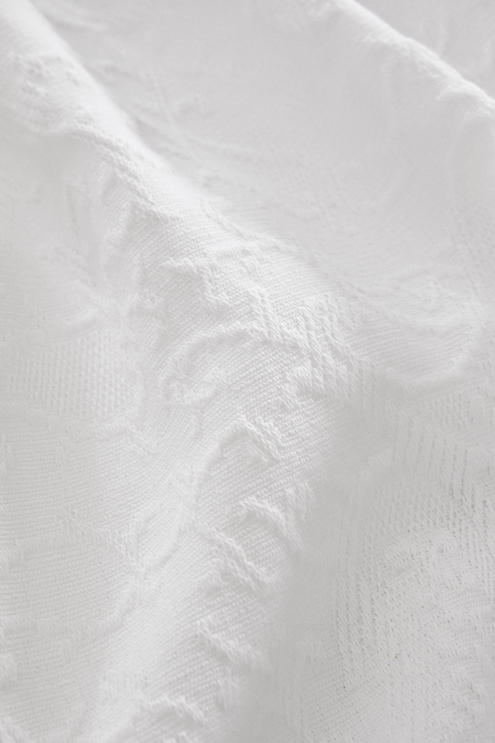 SCALLOPED FLOWER BEDSPREAD