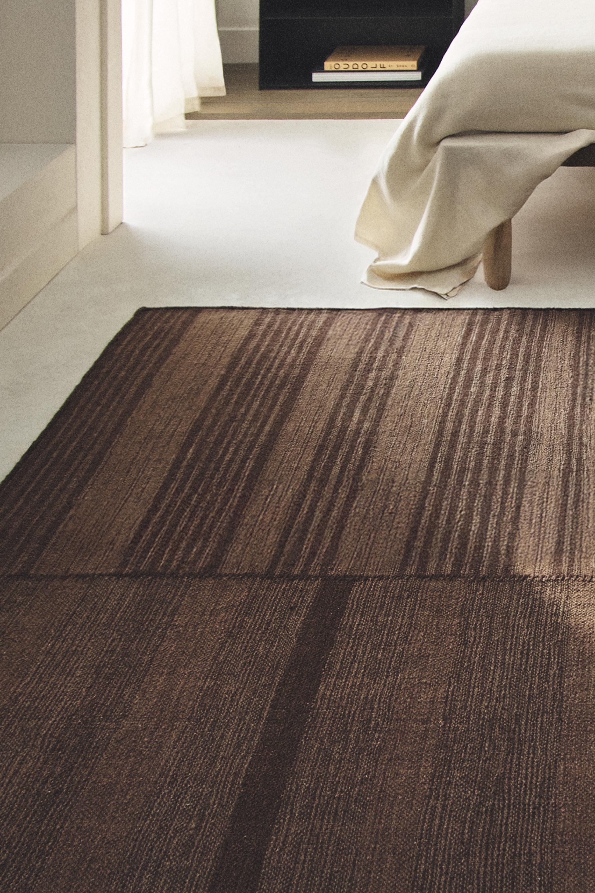 WOOL AREA RUG WITH CONTRASTING LINES