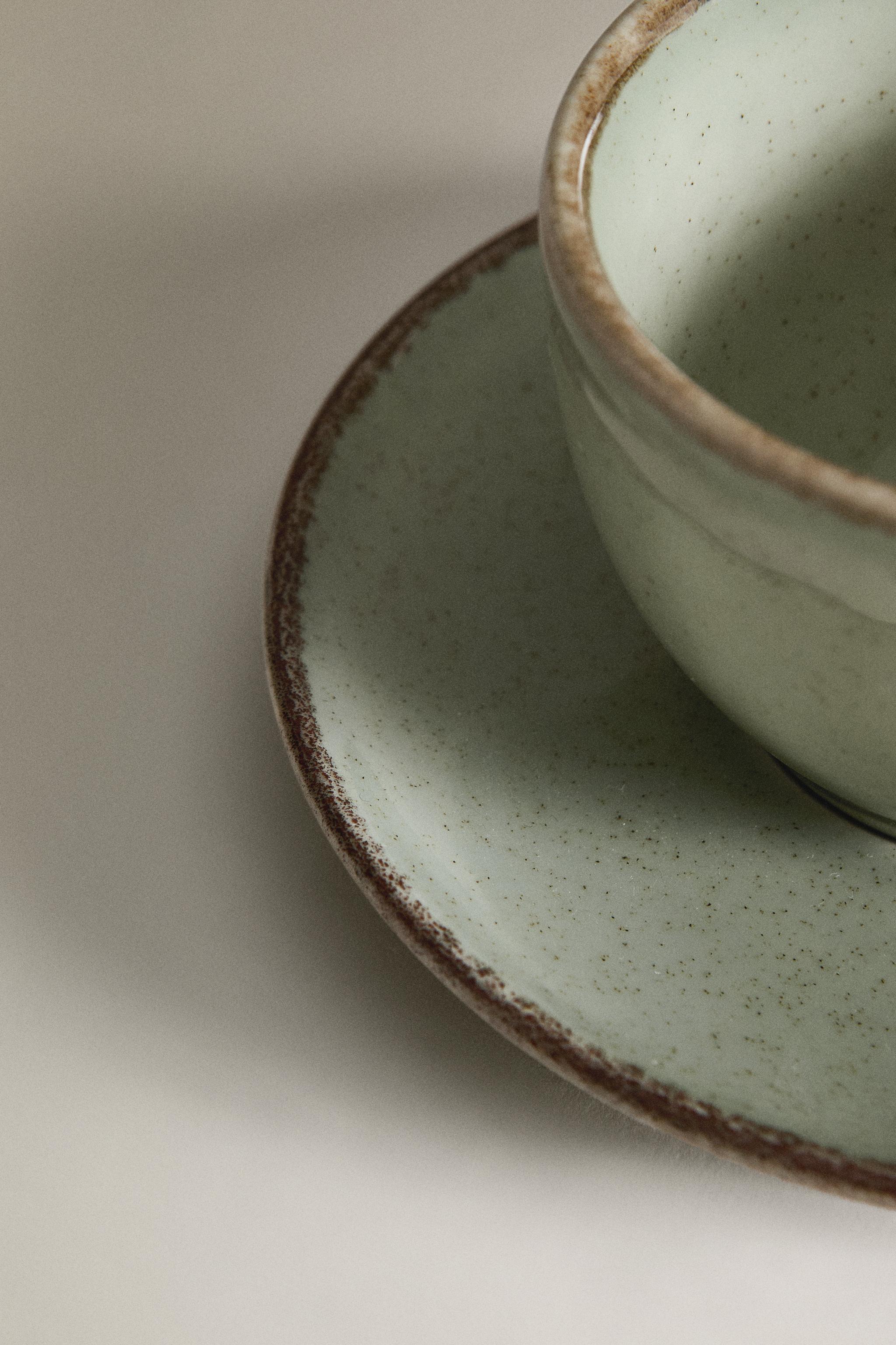 PORCELAIN TEACUP WITH ANTIQUE FINISH RIM