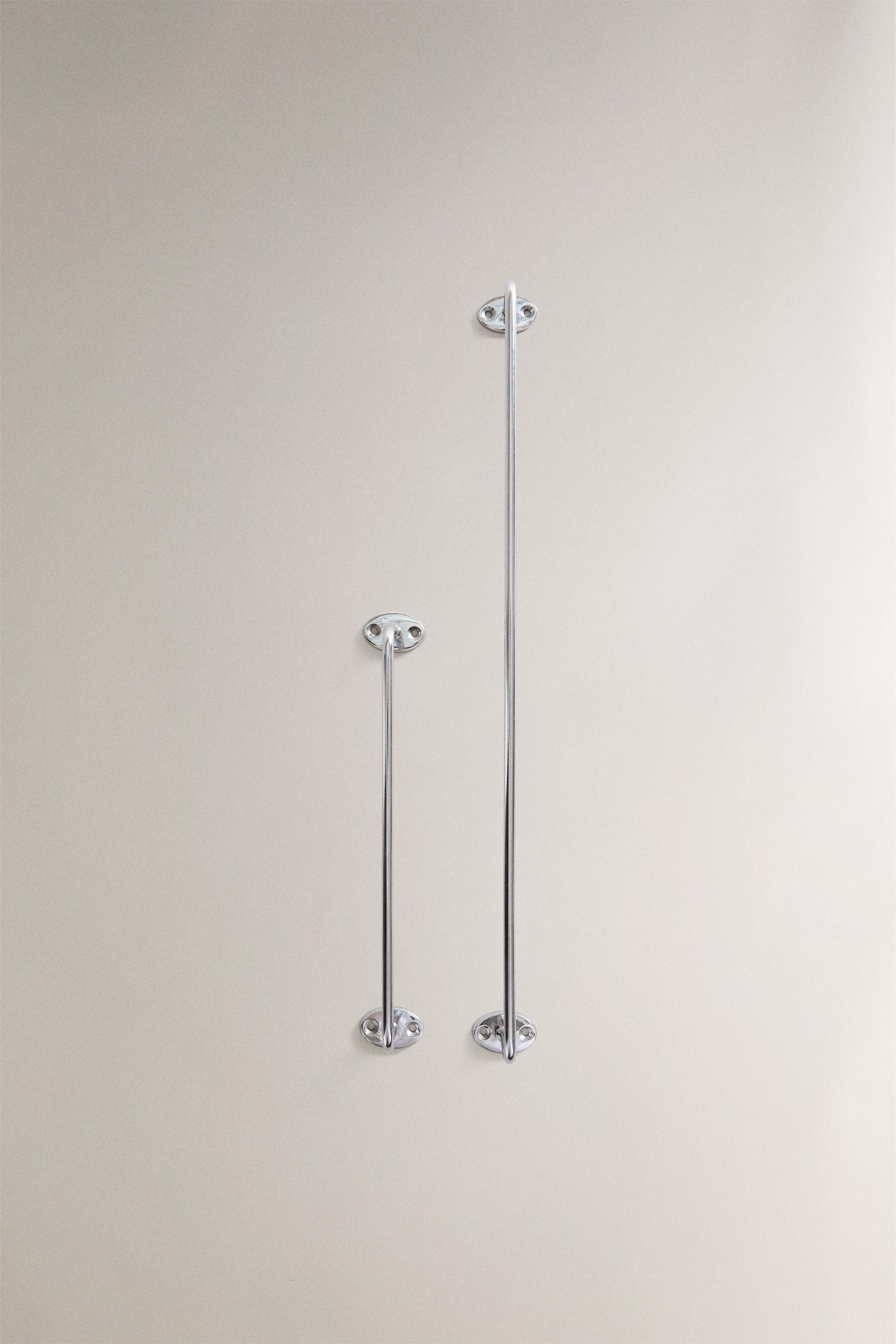 SILVER METAL TOWEL RACK