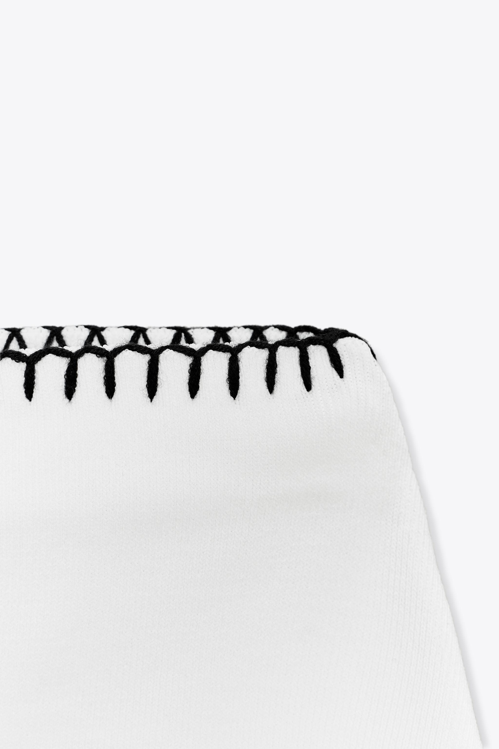 CONTRAST EMBROIDERY KNIT SKIRT