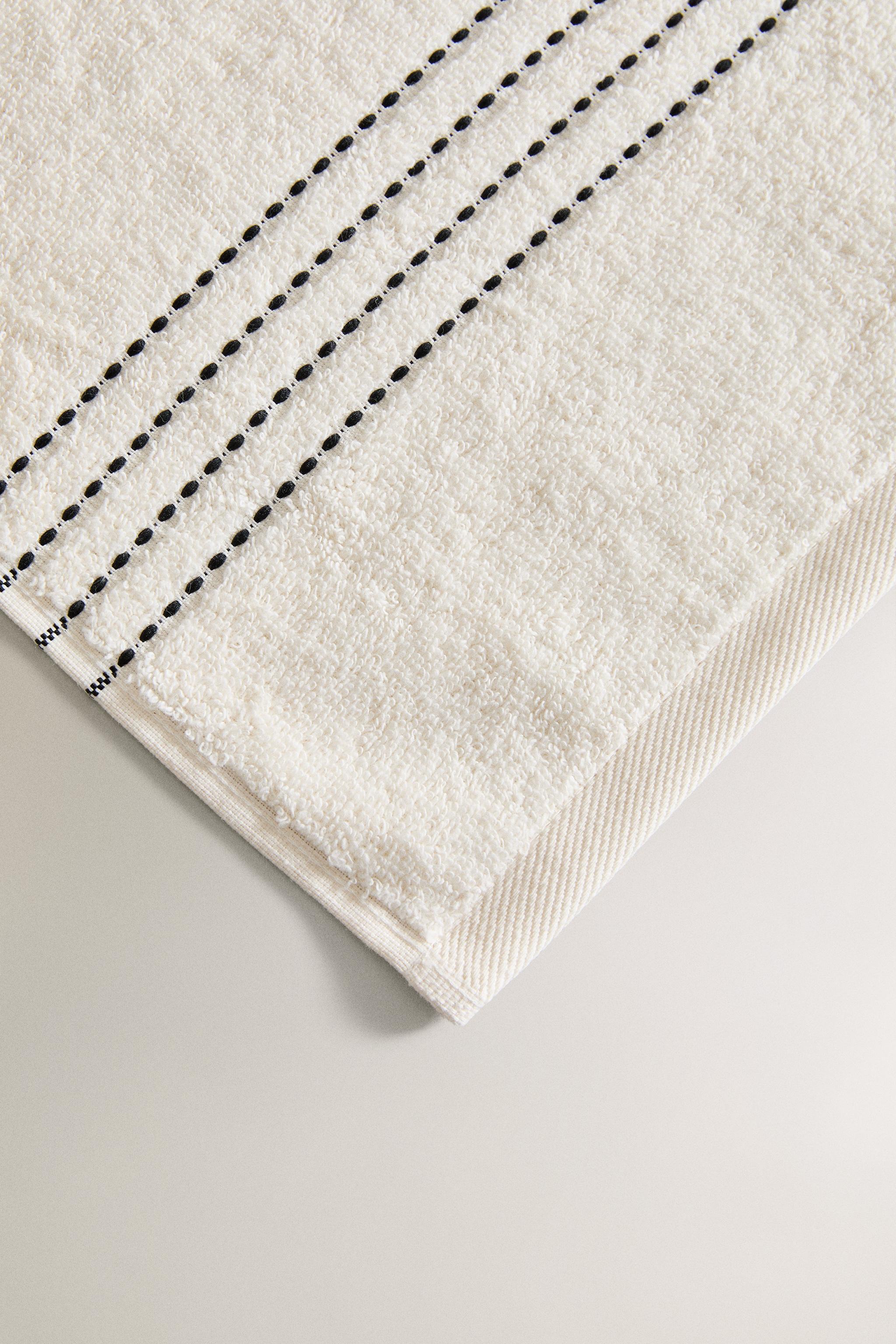 BATH TOWEL WITH CONTRAST PIPING