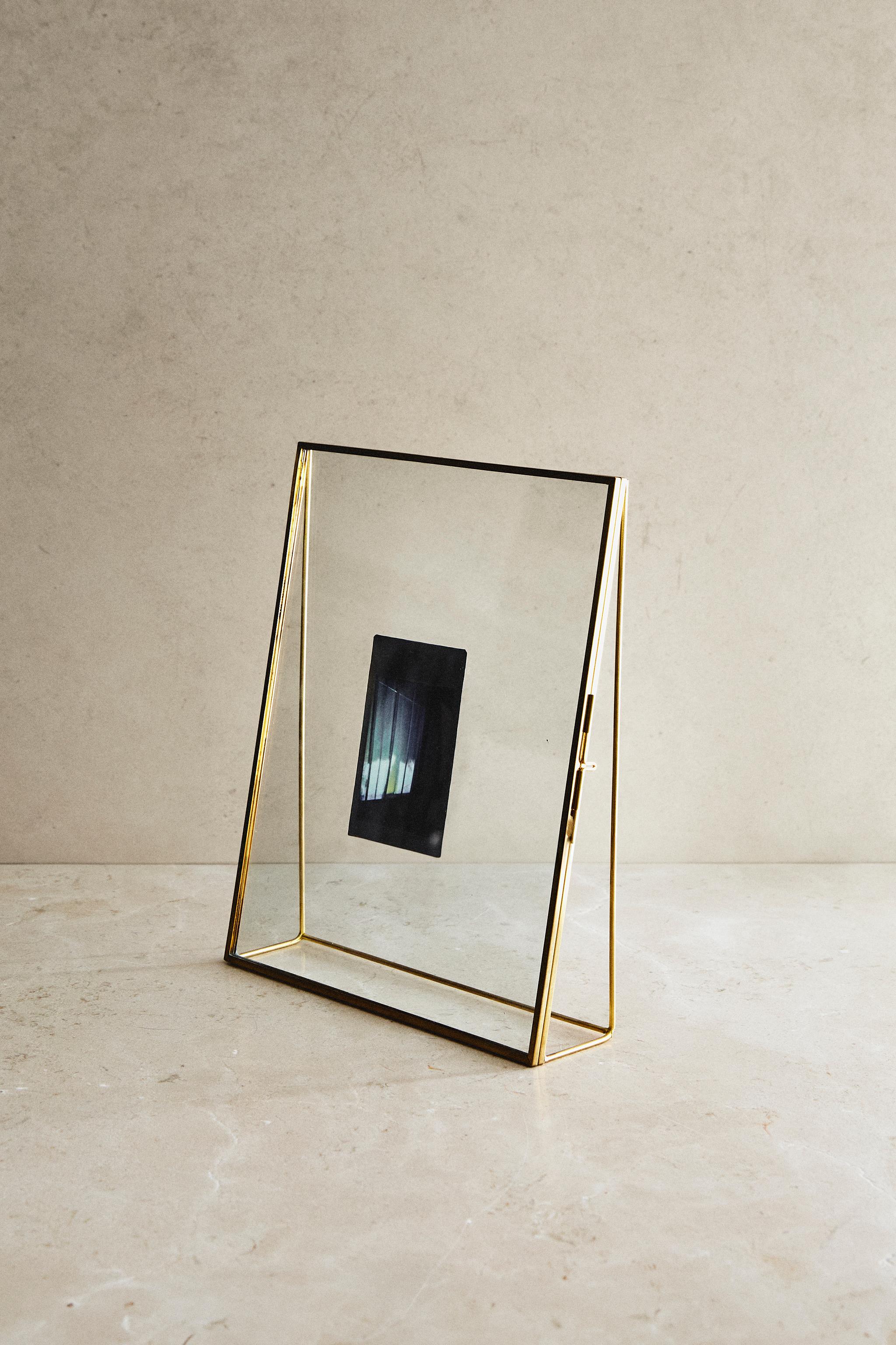 TRIANGULAR STRUCTURE PICTURE FRAME