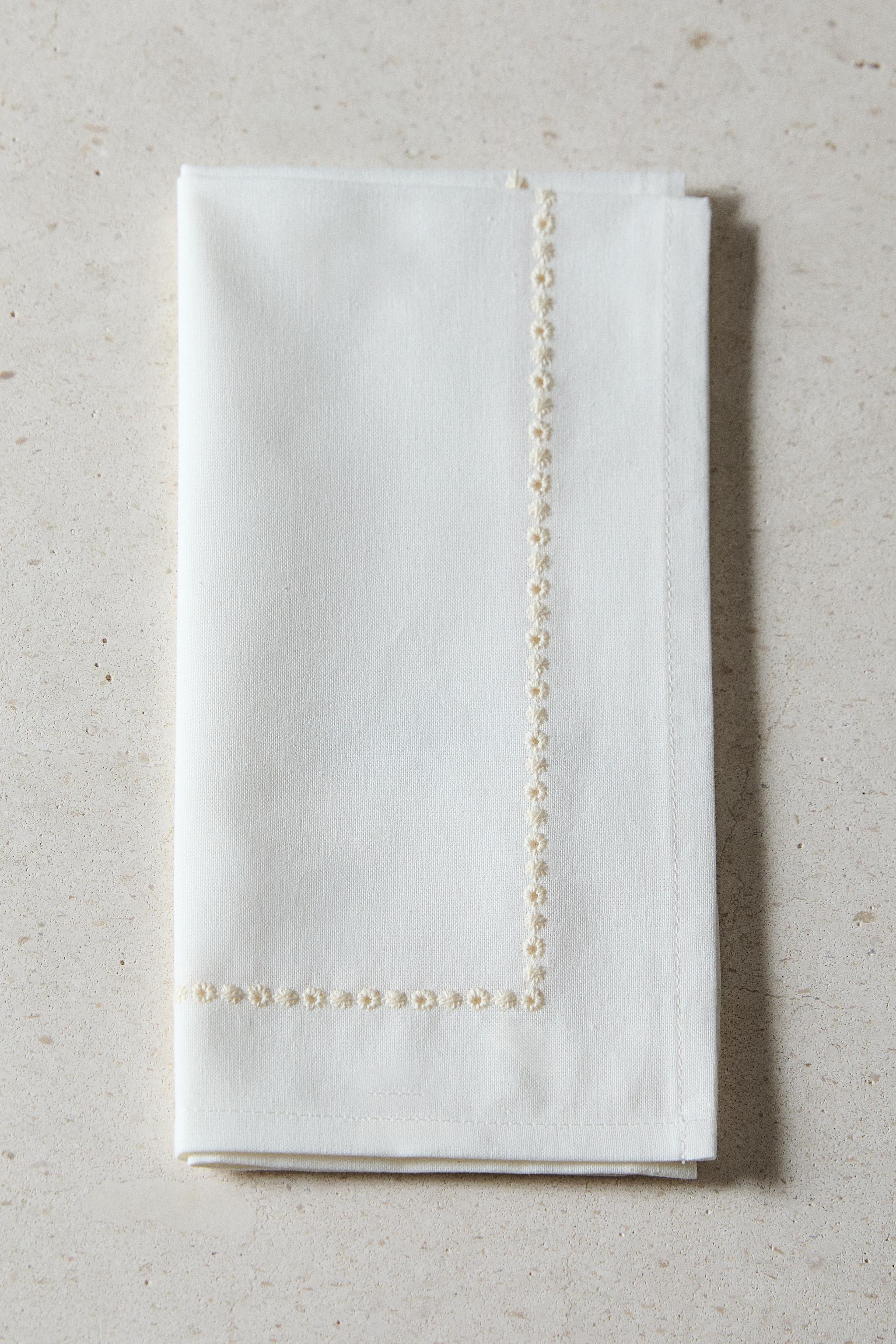 SET OF EMBROIDERED FLORAL INSERT NAPKINS (SET OF 2)