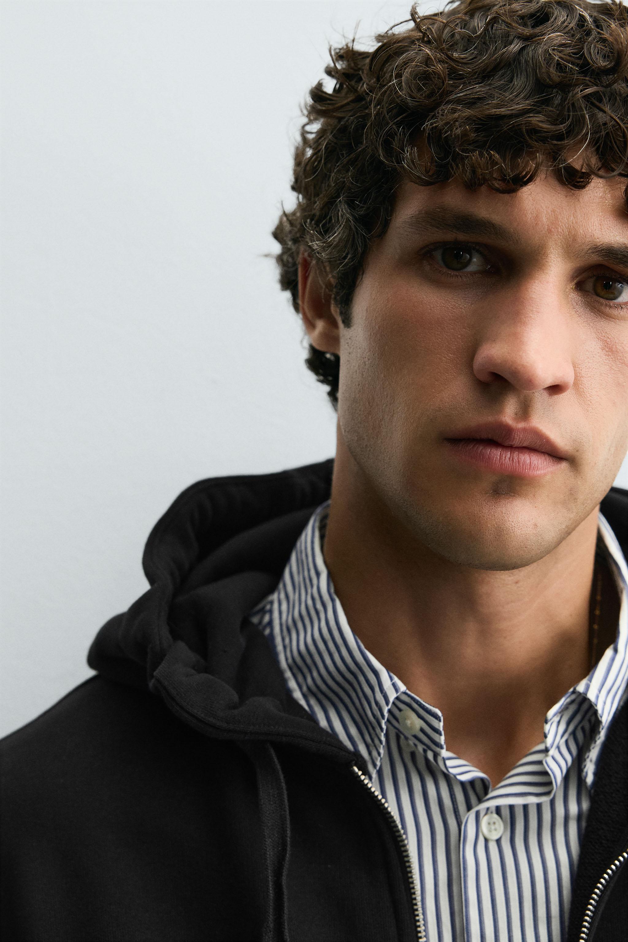 HOODED ZIP-UP SWEATSHIRT