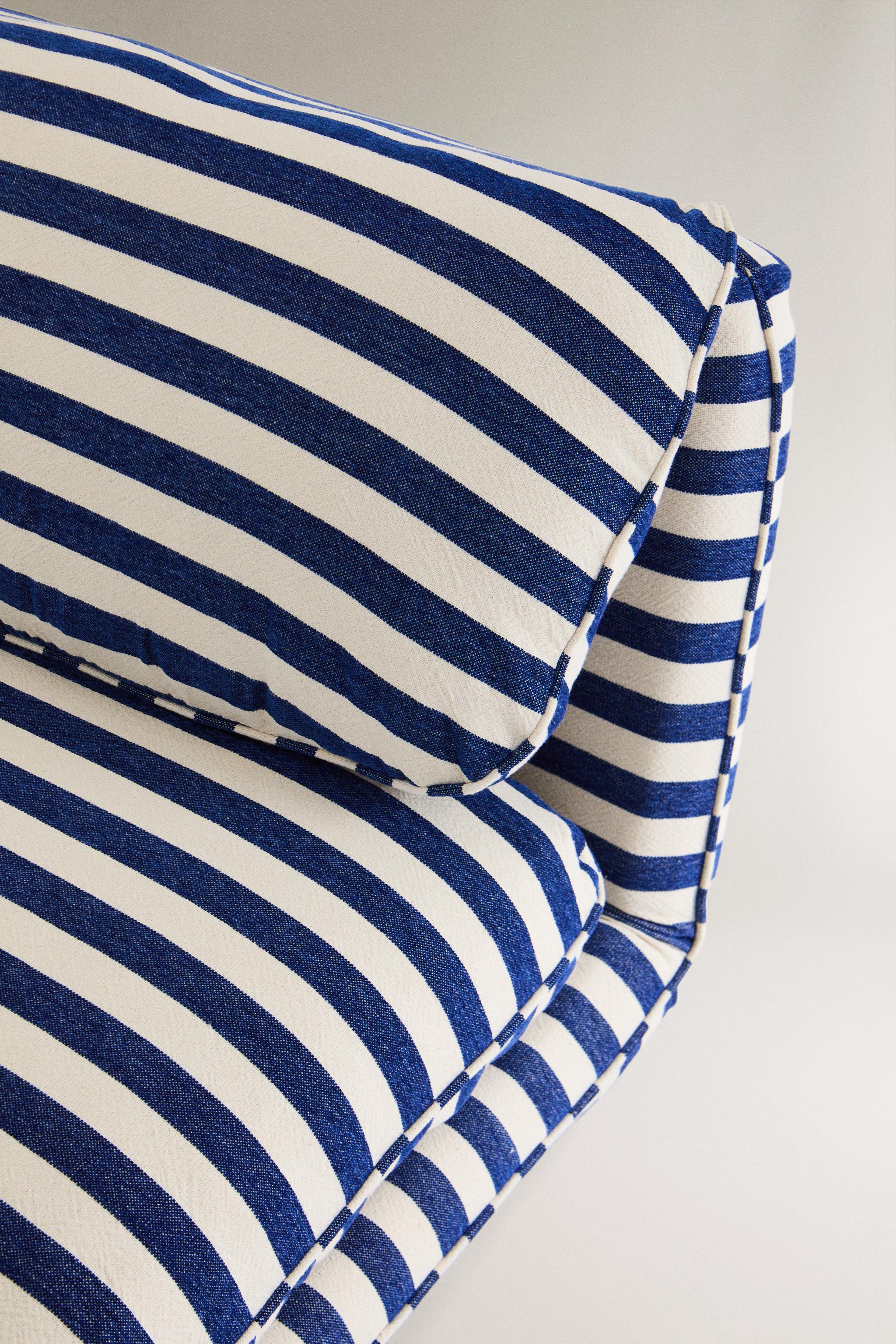 STRIPED FOLDING LOUNGE CHAIR