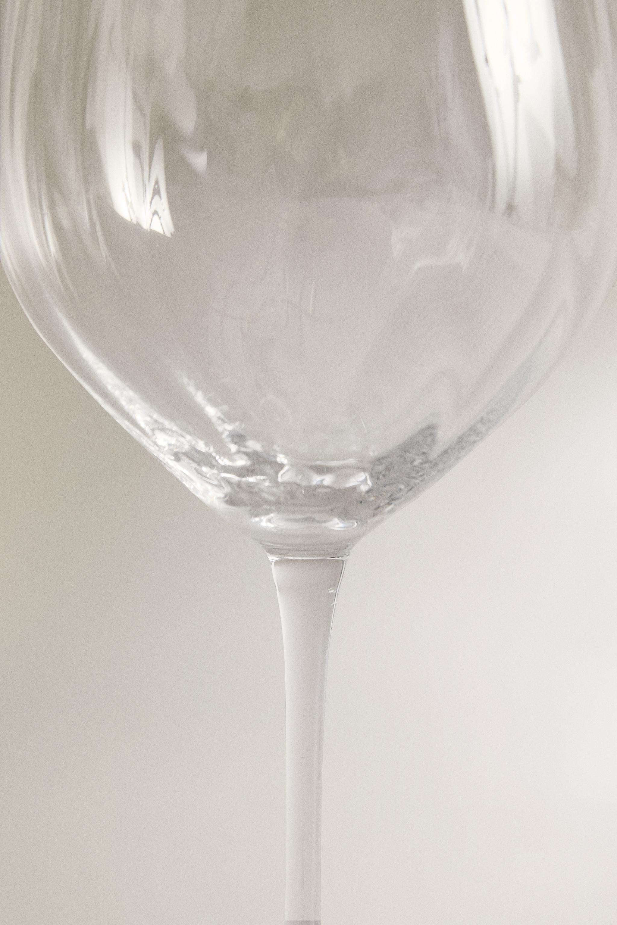 TEXTURED CRYSTALLINE WINE GLASS